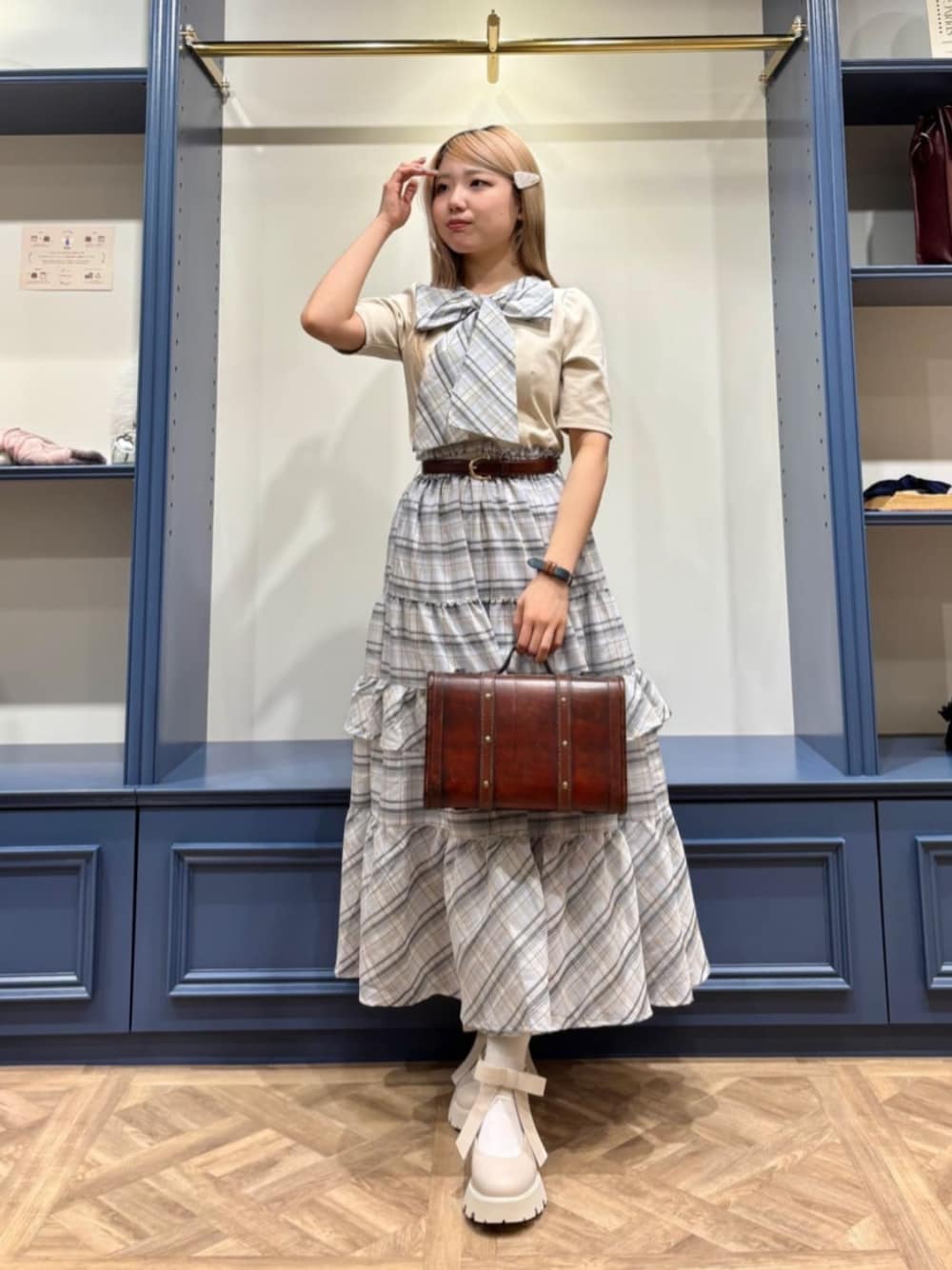 「fint、an another angelus、骨格ストレート、ブルべ夏、春コーデ、夏コーデ、お出かけコーデ、ディズニーコーデ、セットアップ、セットアップスタイル、Tシャツ、リボン、スカート、ティアードスカート、チェック」｜「F i.n.tのビッグリボン厚底パンプス（パンプス、ホワイト系）」を使った、F i.n.tさん（骨格ストレート・レディース・155cm）の春コーディネートの1枚目の写真