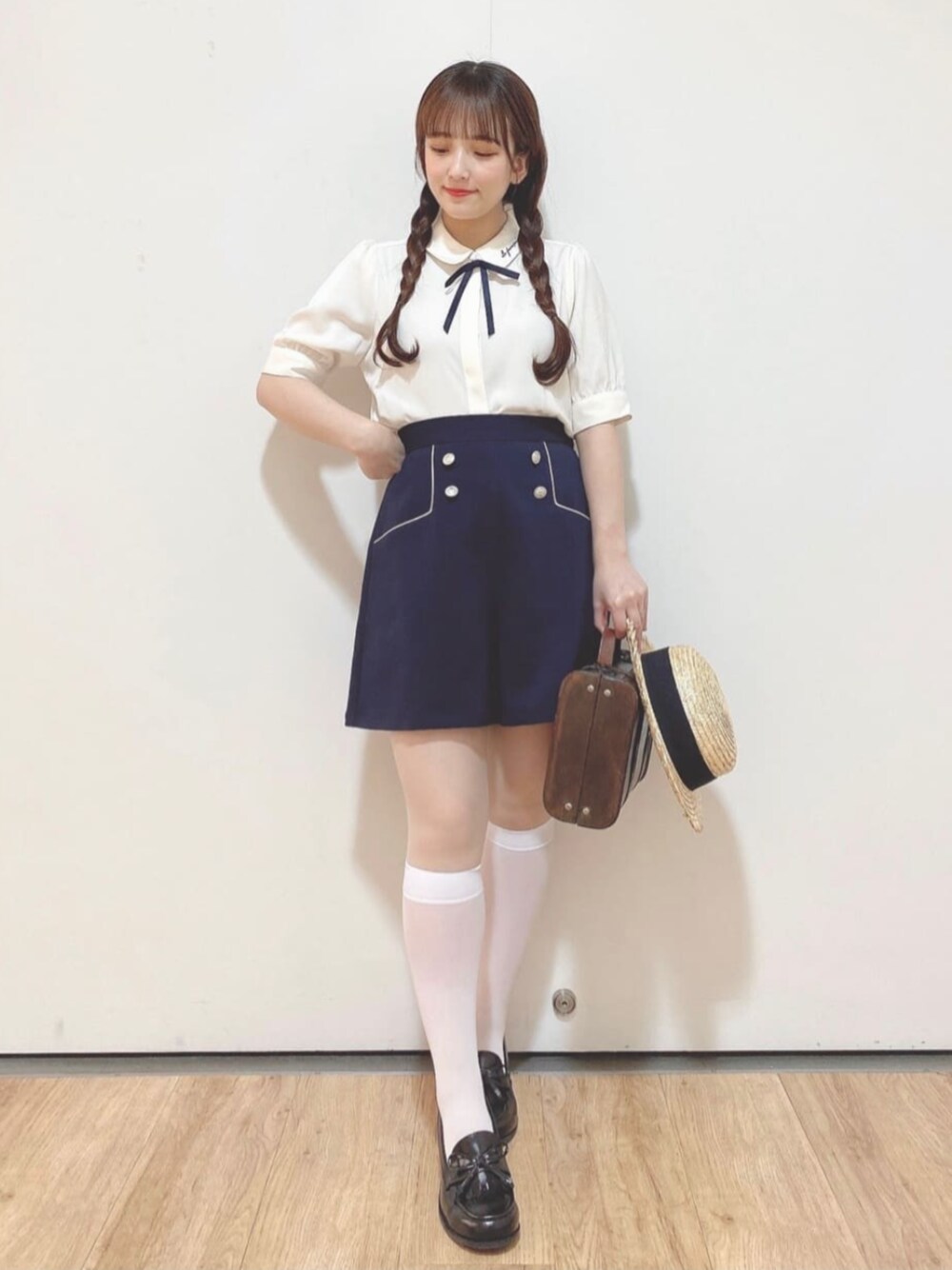 「fint、骨格ウェーブ、イエベ春、低身長、夏コーデ、おでかけコーデ、ブラウス、レトロ、プレッピー、ショートパンツ、マリン、ローファー」｜「F i.n.tの【新色追加】リボンタイ付きロゴ刺繍衿ブラウス（シャツ/ブラウス、ホワイト系）」を使った、F i.n.tさん（レディース・150cm）の夏コーディネートの1枚目の写真