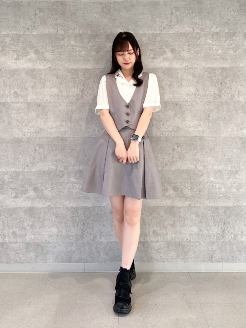 「fint、an another angelus、骨格ウェーブ、ブルベ冬、春コーデ、お出かけコーデ、セットアップスタイル、セットアップ、ベスト、プリーツスカート、ブラウス、刺繍、アイリス、厚底サンダル、厚底シューズ」｜「F i.n.tのレース使いスニーカーサンダル【LLサイズあり】（サンダル、ブラック系）」を使った、F i.n.tさん（骨格ウェーブ・レディース・156cm）の春コーディネートの1枚目の写真