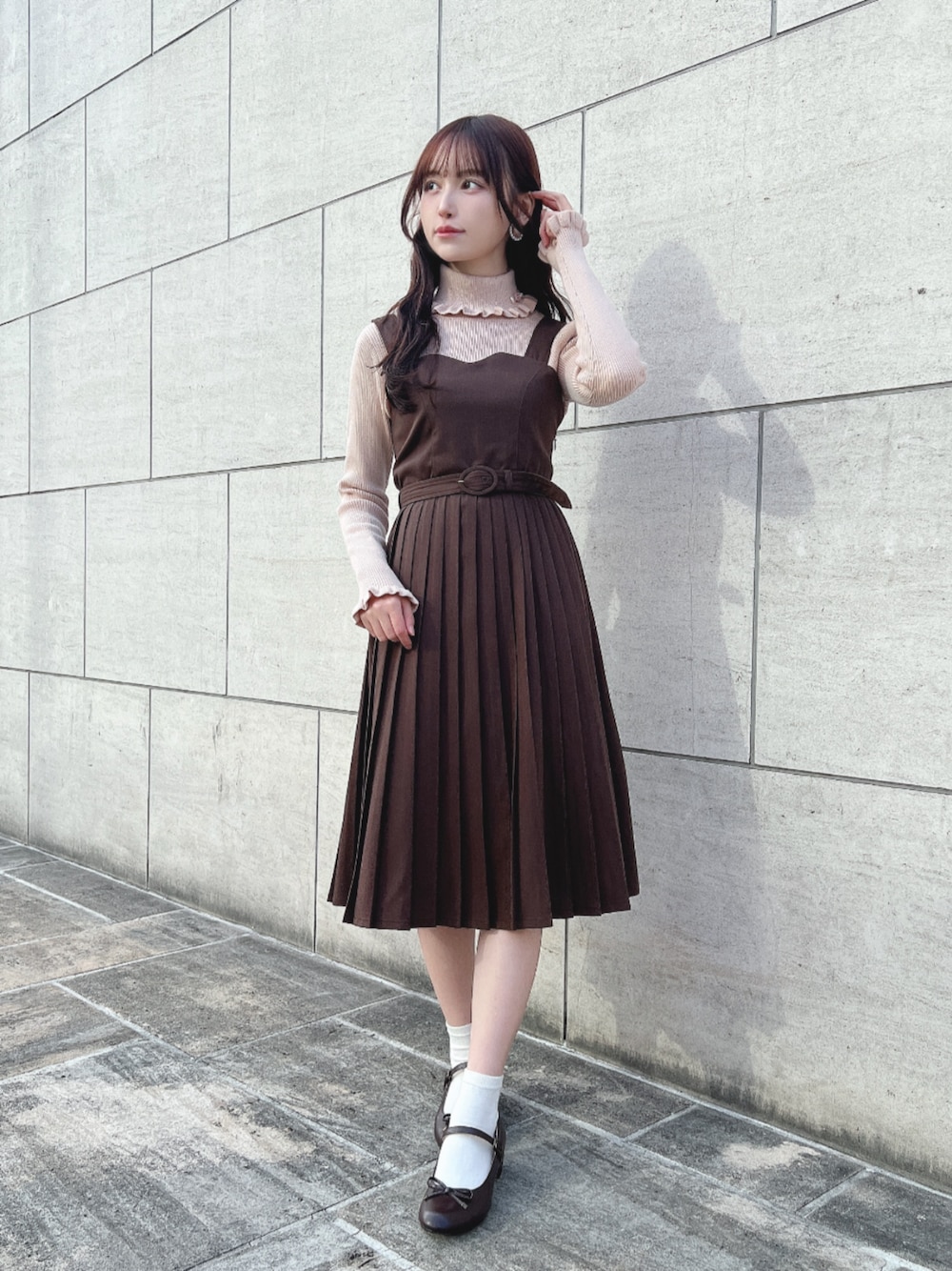 「fint、an another angelus、冬コーデ、お出かけコーデ、休日スタイル、ガーリー、ニット、タートルネック、リブニット、ジャンパースカート、ジャンスカ、プリーツスカート、リボン、パンプス、バレエシューズ」｜「F i.n.tの【WEB限定SS,LLサイズあり】ストラップ付リボンバレエシューズ（パンプス、ブラウン系）」を使った、F i.n.tさん（レディース・157cm）の冬コーディネートの1枚目の写真