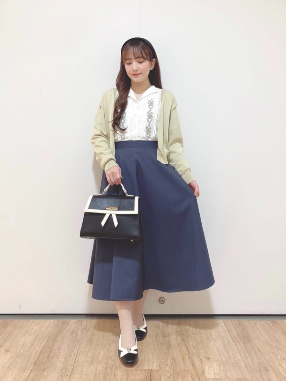 「fint、an another angelus、骨格ウェーブ、イエベ春、低身長、春コーデ、お出かけコーデ、大人かわいい、クラシカル、ブラウス、刺繍、ＵＶカット、冷房対策、スカート、フラットシューズ」｜「F i.n.tのクラシックアソートカチューシャ/F&A（カチューシャ、ブラック系）」を使った、F i.n.tさん（骨格ウェーブ・レディース・150cm）の春コーディネートの1枚目の写真