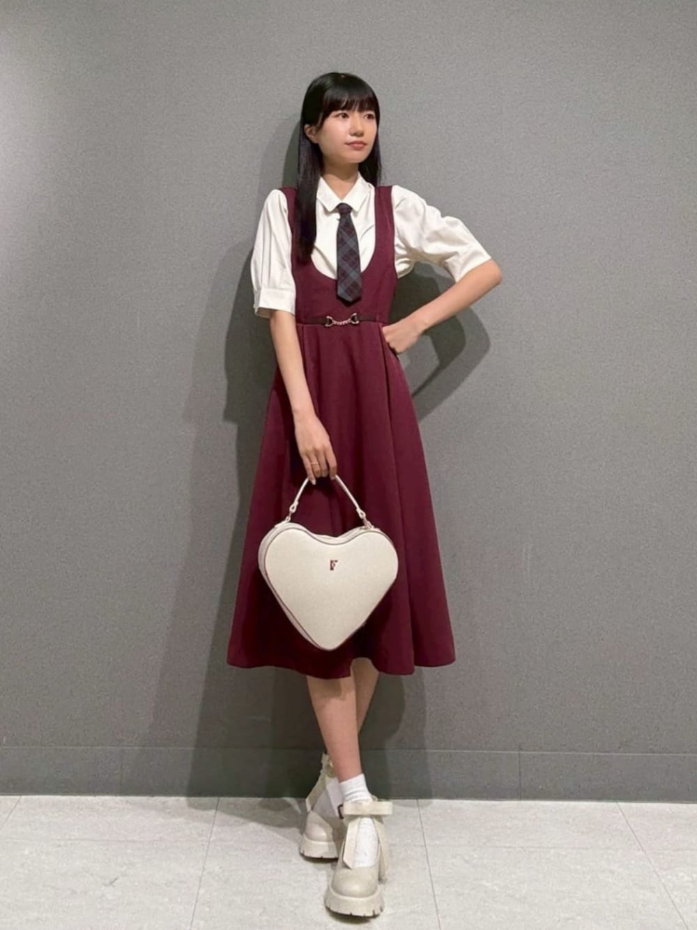 「fint、an another angelus、骨格ナチュラル、イエベ秋、高身長女子、夏コーデ、お出かけコーデ、プレッピー、レトロ、ブラウス、ネクタイ、チェック、ジャンパースカート、ジャンスカ、厚底シューズ」｜「F i.n.tのビッグリボン厚底パンプス（パンプス、ホワイト系）」を使った、F i.n.tさん（骨格ナチュラル・レディース・165cm）の夏コーディネートの1枚目の写真