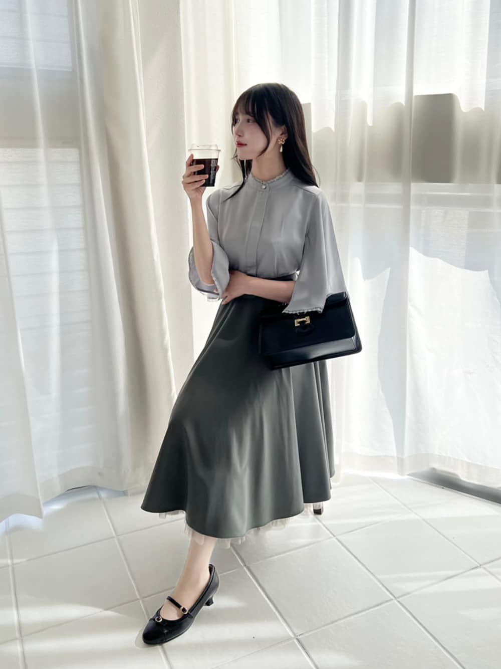 グリーン系のスカート、グレー系のシャツ/ブラウスを着用したレディースの夏コーディネートの1枚目の写真