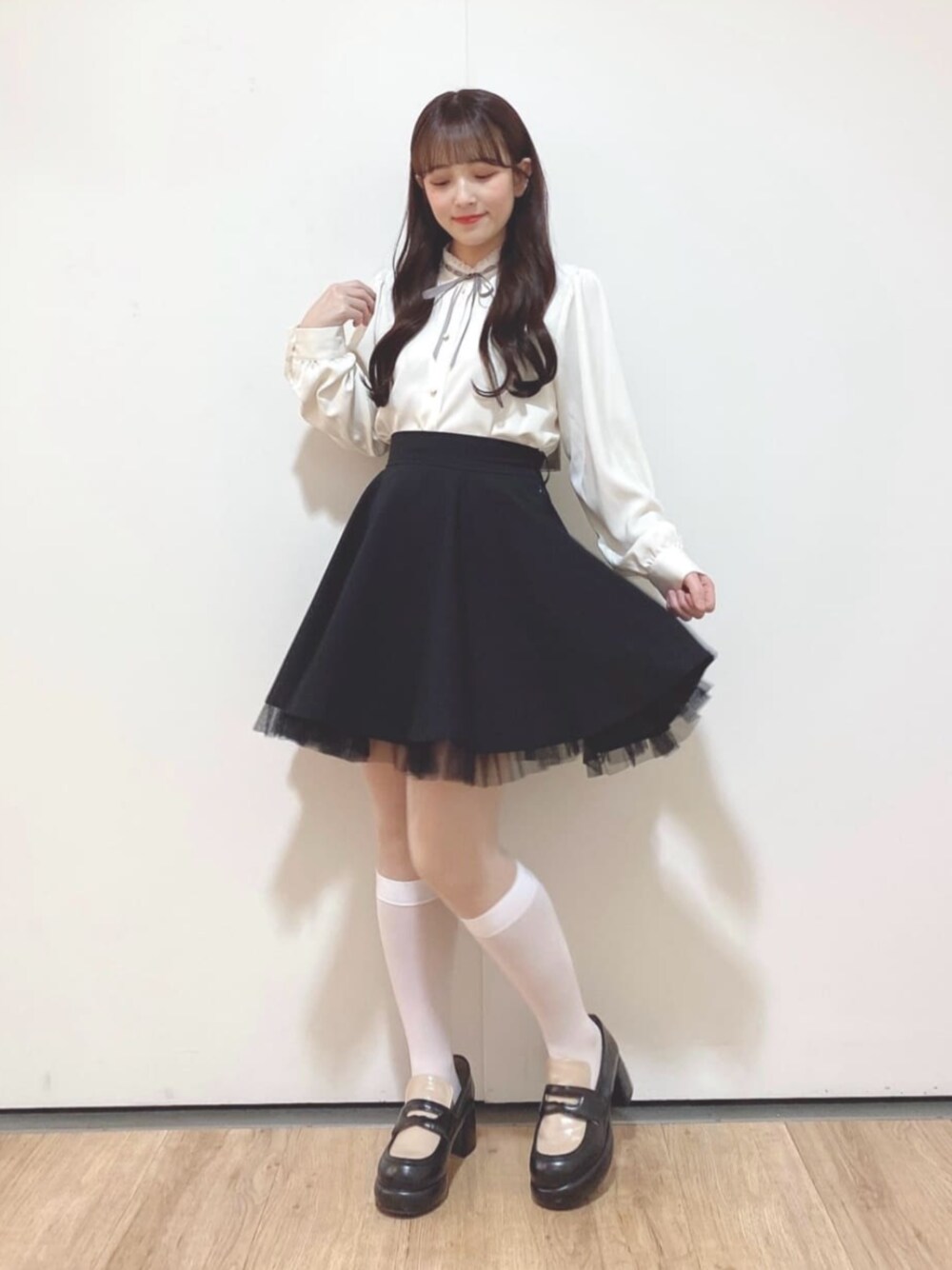 ブラック系のローファー、ホワイト系のシャツ/ブラウス、ブラック系のスカートを着用したレディースの冬コーディネートの1枚目の写真