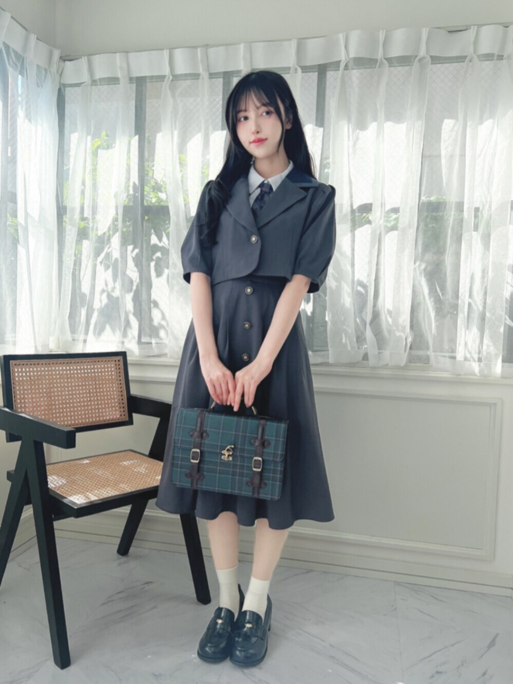 グレー系のTシャツ/カットソー、グレー系のセットアップ、ブラック系のローファーを着用したレディースの夏コーディネートの1枚目の写真