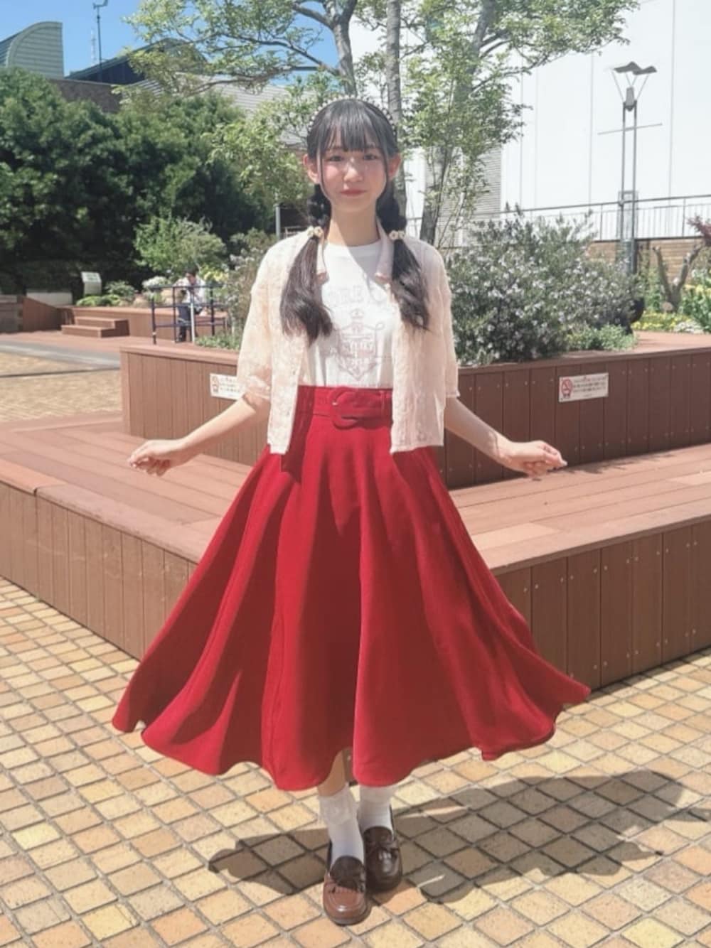 「春夏コーデ、シアートップス、休日スタイル、推し活、推し色コーデ、推しコーデ、フレアスカート、Tシャツ、ローファー、骨格ウェーブ、F i.n.t、F&A、イエベ春、red、赤」｜「F i.n.tの総レースクロップドシャツ（シャツ/ブラウス、ピンク系）」を使った、F i.n.tさん（レディース・158cm）の春コーディネートの1枚目の写真