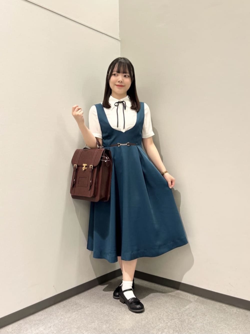 「fint、an another angelus、骨格ウェーブ、イエベ春、低身長、春コーデ、レトロ、プレッピー、ブラウス、リボン、ジャンパースカート、ジャンスカ、チェーン、サッチェルバッグ、ローファー」｜「F i.n.tのダブルベルト縦型サッチェルバッグ（ハンドバッグ、ブラウン系）」を使った、F i.n.tさん（骨格ウェーブ・レディース・153cm）の春コーディネートの1枚目の写真