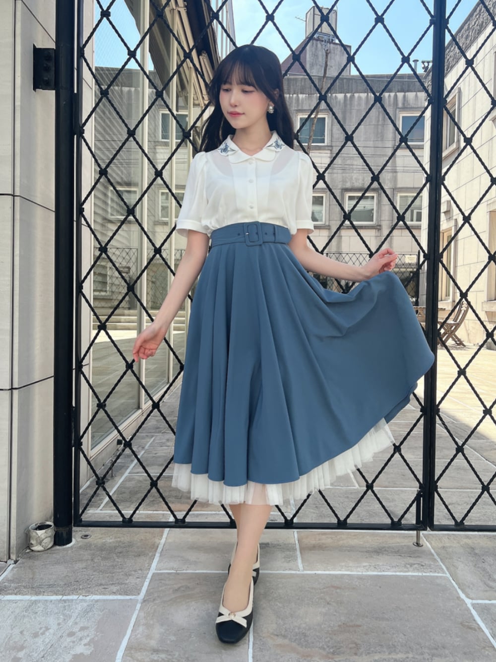 「fint、an another angelus、骨格ウェーブ、骨格ナチュラル、春コーデ、クラシカル、ガーリー、ブラウス、刺繍、アイリス、スカート、スカートスタイル、ブルー、フラットシューズ」｜「an another angelusのパニエサーキュラースカート（スカート、ブルー系）」を使った、F i.n.tさん（骨格ウェーブ・レディース・157cm）の春コーディネートの1枚目の写真