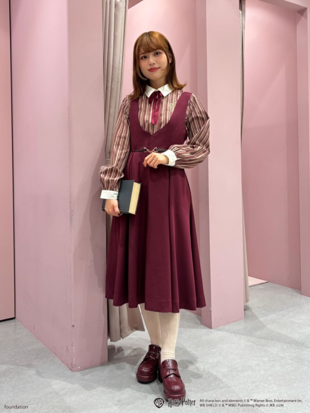 「fint、an another angelus、骨格ウェーブ、イエベ春、テーマパークコーデ、ハリーポッター、グリフィンドール、赤、ブラウス、リボン、ジャンパースカート、ジャンスカ、刺繍、ローファー、厚底シューズ」｜「F i.n.tのレトロヒールローファー（ローファー、ブラウン系）」を使った、F i.n.tさん（レディース・159cm）の冬コーディネートの1枚目の写真