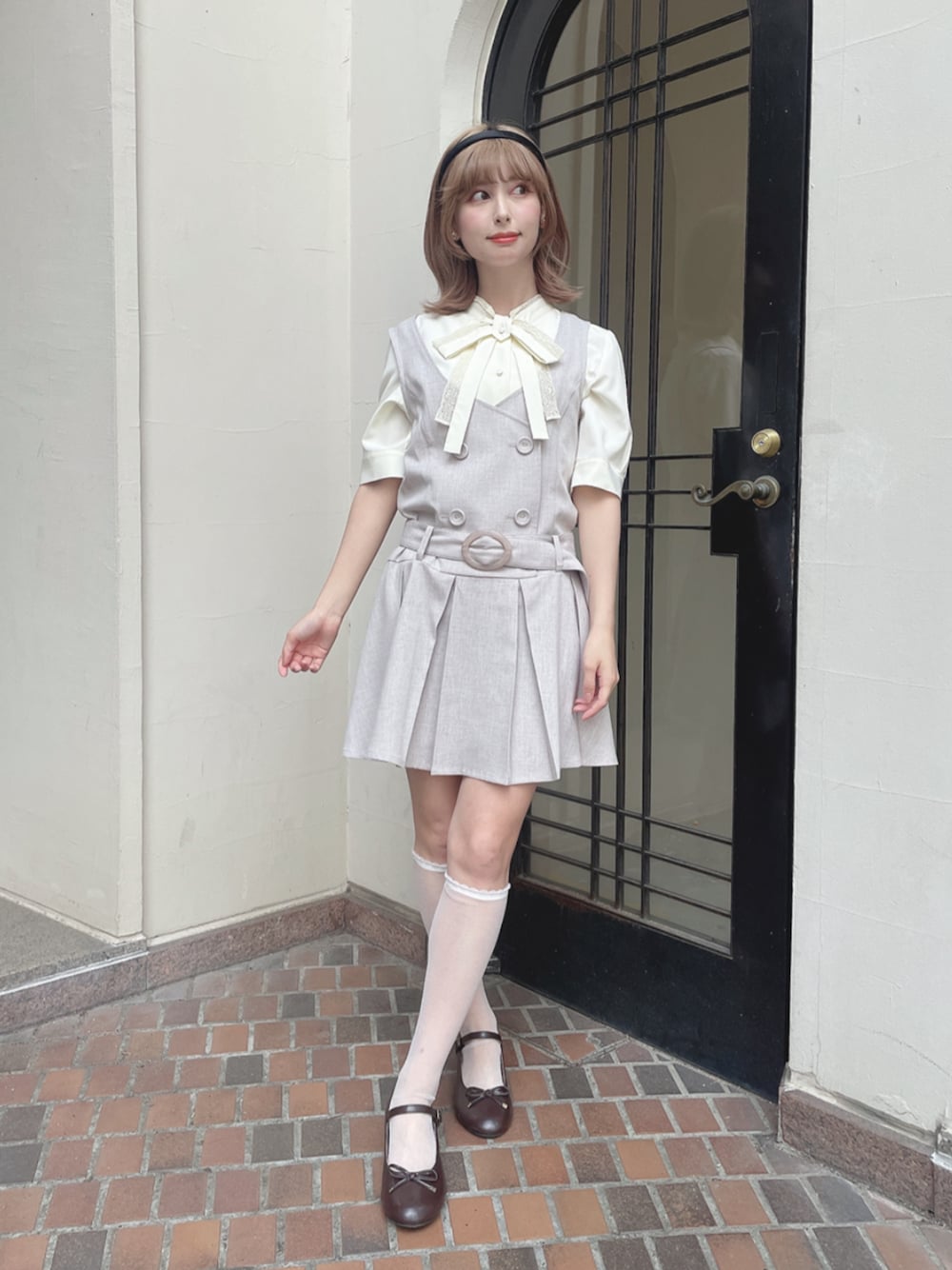 「an another angelus、骨格ウェーブ、イエベ春、低身長、春コーデ、プレッピー、レトロ、ブラウス、ボウタイブラウス、リボン、ジャンスカ、ジャンパースカート、ローウエスト、バレエシューズ」｜「F i.n.tの【WEB限定SS,LLサイズあり】ストラップ付リボンバレエシューズ/fint（パンプス、ブラウン系）」を使った、F i.n.tさん（骨格ウェーブ・レディース・152cm）の春コーディネートの1枚目の写真