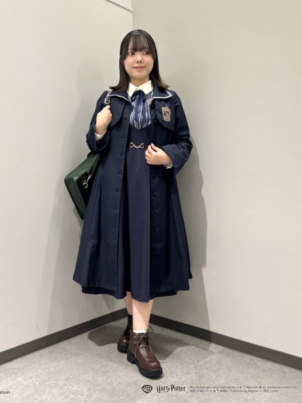 「fint、an another angelus、骨格ウェーブ、イエベ春、低身長、テーマパークコーデ、ハリーポッター、レイブンクロー、冬コーデ、ブラウス、刺繍、リボン、ジャンパースカート、ジャンスカ、ワンピース」｜「F i.n.tのダブルベルト縦型サッチェルバッグ（ハンドバッグ、グリーン系）」を使った、F i.n.tさん（レディース・153cm）の冬コーディネートの1枚目の写真