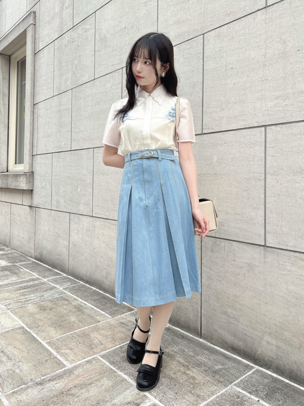 「fint、an another angelus、骨格ウェーブ、骨格ナチュラル、ブルベ、春コーデ、ブルー、フェミニン、シアートップス、ブラウス、刺繍、スカート、デニム、デニムスカート、ローファー」｜「F i.n.tのストラップローファー（ローファー、ブラック系）」を使った、F i.n.tさん（骨格ウェーブ・レディース・157cm）の春コーディネートの1枚目の写真