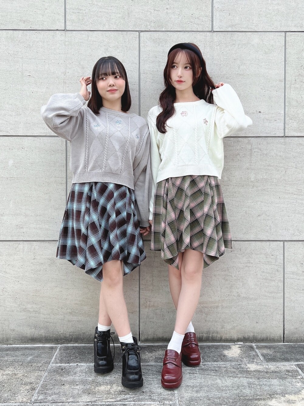 「fint、an another angelus、お出かけコーデ、冬コーデ、秋冬コーデ、双子コーデ、カジュアルガーリー、花刺繍ニット、ニット、ニットコーデ、刺繍、スカート、チェック、ローファー、ショートブーツ」｜「F i.n.tのレトロヒールローファー（ローファー、ブラウン系）」を使った、F i.n.tさん（レディース・157cm）の秋コーディネートの1枚目の写真