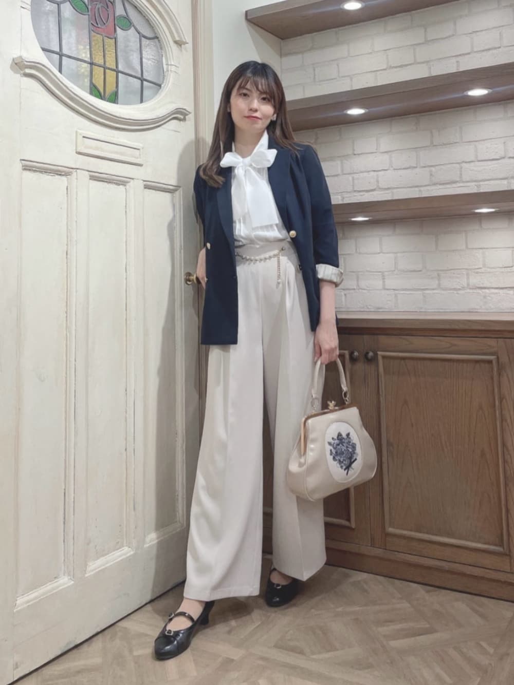 ブラック系のパンプス、ホワイト系のシャツ/ブラウス、ブルー系のその他アウターを着用したレディースの冬コーディネートの1枚目の写真