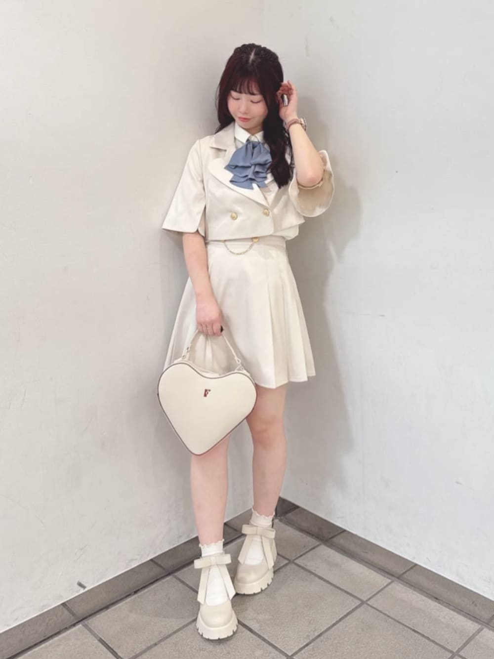 「fint、an another angelus、骨格ウェーブ、イエベ春、春服コーデ、淡色コーデ、セットアップ、セットアップスタイル、ジャケット、ケープ、プリーツスカート、ホワイト、ハートバッグ、リボン、厚底シューズ」｜「F i.n.tのビッグリボン厚底パンプス（パンプス、ホワイト系）」を使った、F i.n.tさん（骨格ウェーブ・レディース・160cm）の春コーディネートの1枚目の写真