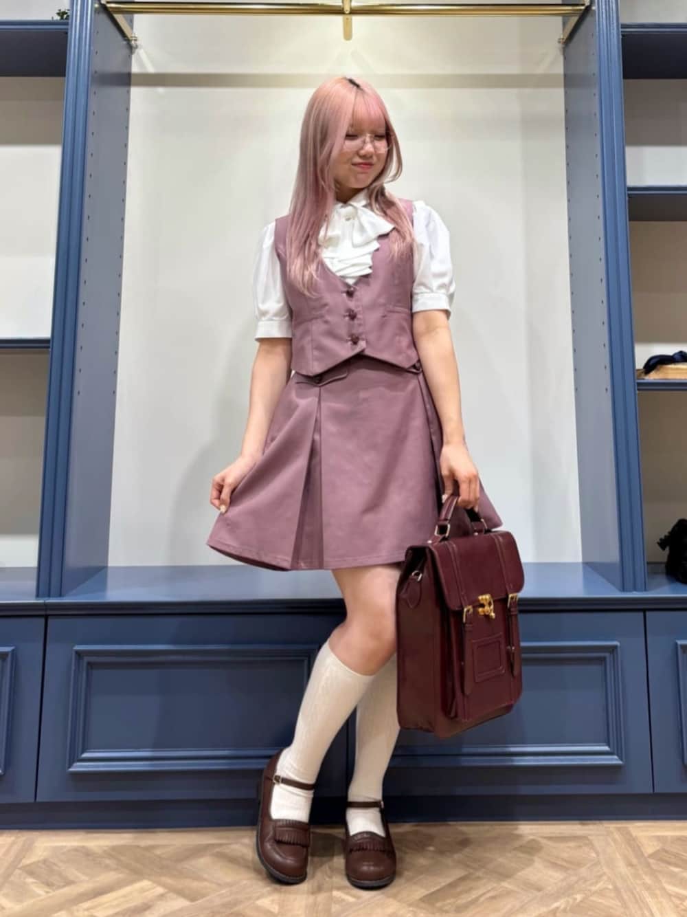 「fint、an another angelus、骨格ストレート、ブルベ夏、春コーデ、お出かけコーデ、レトロ、セットアップスタイル、セットアップ、ベスト、プリーツスカート、ブラウス、リボン、ローファー、サッチェルバッグ」｜「F i.n.tのダブルベルト縦型サッチェルバッグ（ハンドバッグ、ブラウン系）」を使った、F i.n.tさん（骨格ストレート・レディース・155cm）の春コーディネートの1枚目の写真
