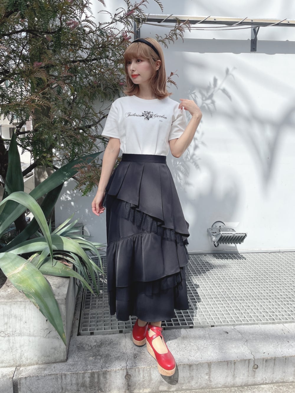 「fint、an another angelus、骨格ウェーブ、イエベ春、低身長、春コーデ、夏コーデ、お出かけコーデ、モノトーン、モノトーンコーデ、赤、Tシャツ、スカートスタイル、ティアードスカート、厚底シューズ」｜「an another angelusのチュールレイヤードラッフルスカート（スカート、ブラック系）」を使った、F i.n.tさん（骨格ウェーブ・レディース・152cm）の春コーディネートの1枚目の写真