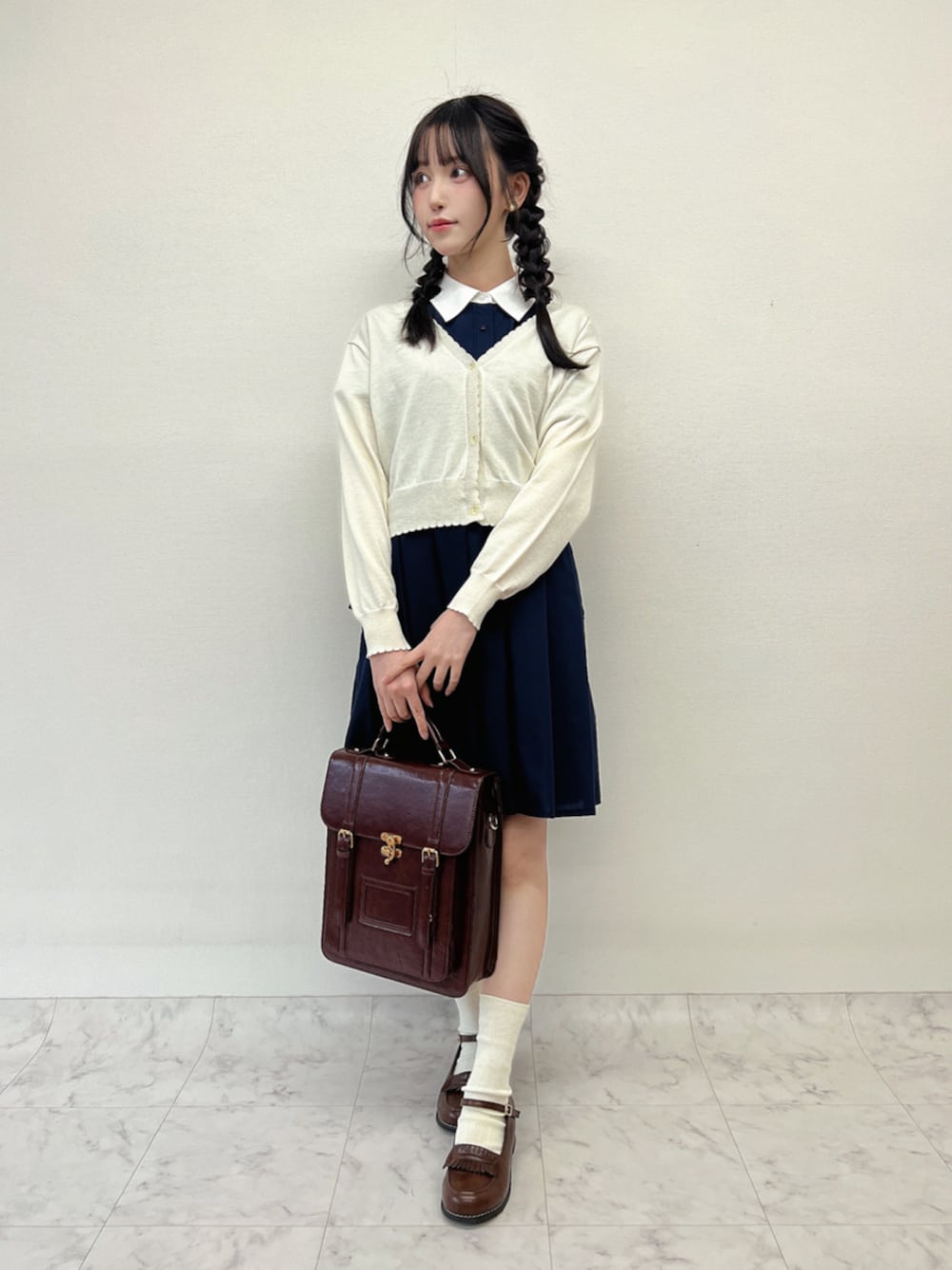 「fint、an another angelus、骨格ウェーブ、骨格ナチュラル、ブルベ、春コーデ、お出かけコーデ、スクールガール、ワンピーススタイル、ワンピース、シャツワンピ、カーディガン、ＵＶカット、サッチェルバッグ、ローファー」｜「F i.n.tのダブルベルト縦型サッチェルバッグ（ハンドバッグ、ブラウン系）」を使った、F i.n.tさん（骨格ウェーブ・レディース・157cm）の春コーディネートの1枚目の写真