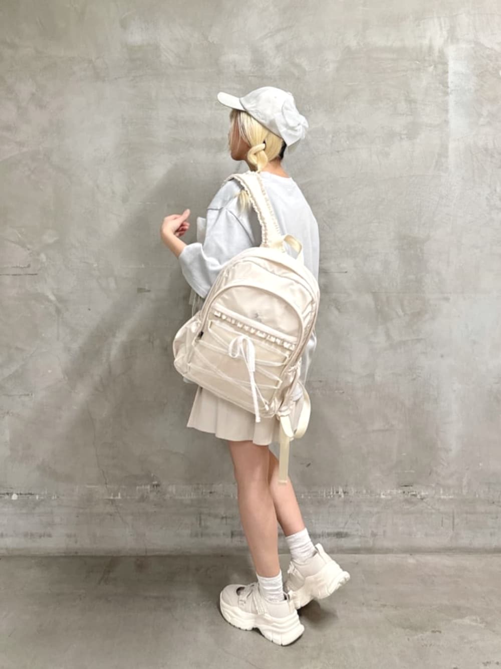 「イエベ春、春服、ラクチンコーデ、150cm台コーデ、fint、リュック、スニーカーコーデ、リボン、シュナウザー、チュール、ガーリー」｜「F i.n.tの【LLサイズあり】レースベルクロ厚底スニーカー（スニーカー、ホワイト系）」を使った、F i.n.tさん（骨格ストレート・レディース・153cm）の春コーディネートの1枚目の写真