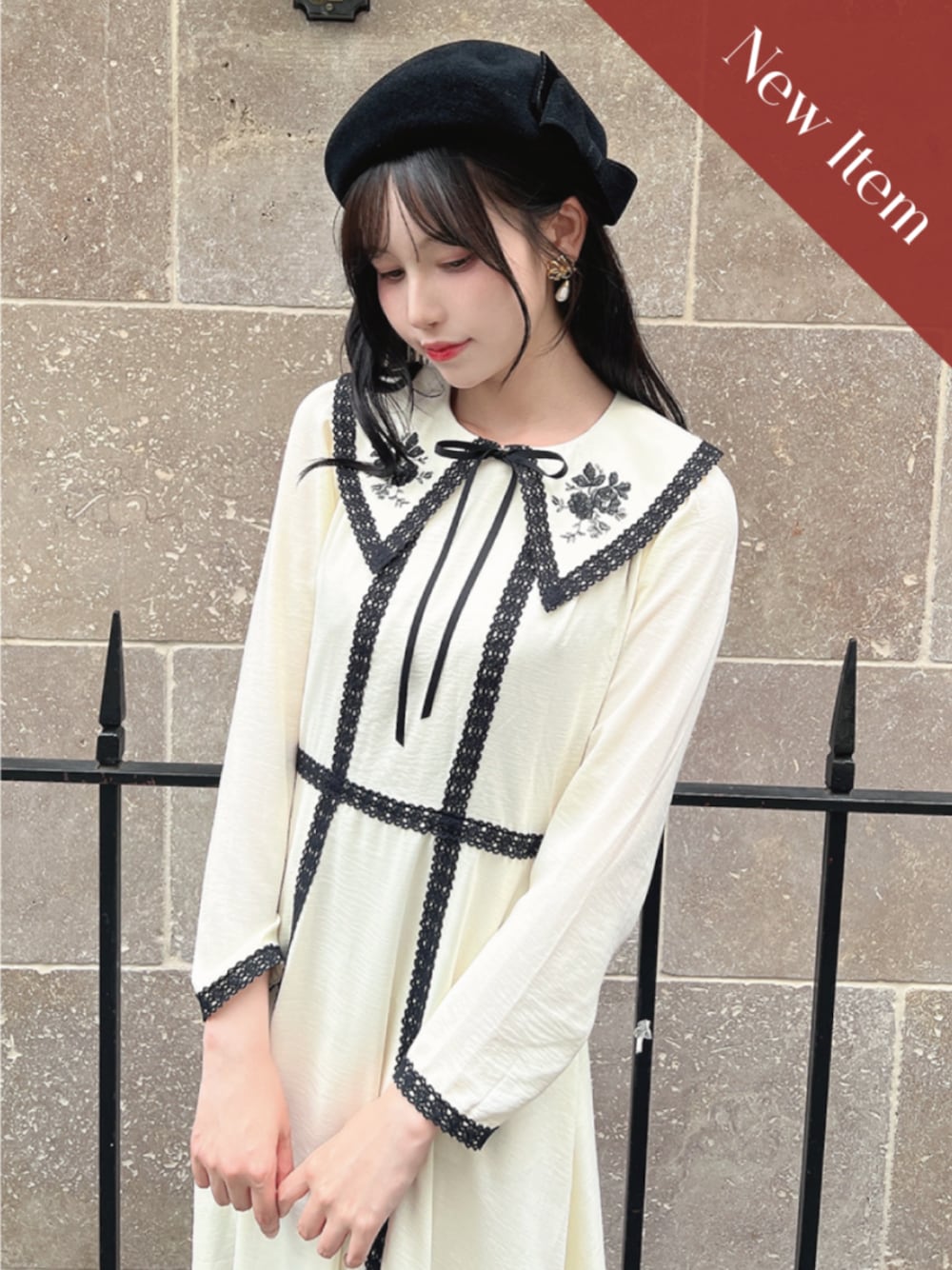 ベージュ系のワンピース、ブラック系のパンプスを着用したレディースの夏コーディネートの1枚目の写真