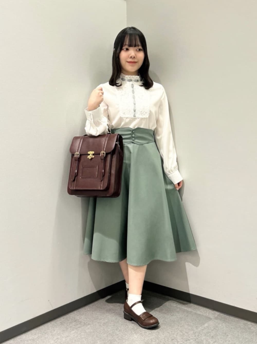 「fint、an another angelus、骨格ウェーブ、イエベ春、春コーデ、春色、ガーリー、ブラウス、レース、スカート、２ＷＡＹ、バックリボン、グリーン、サッチェルバッグ、ローファー」｜「F i.n.tのダブルベルト縦型サッチェルバッグ（ハンドバッグ、ブラウン系）」を使った、F i.n.tさん（骨格ウェーブ・レディース・153cm）の春コーディネートの1枚目の写真