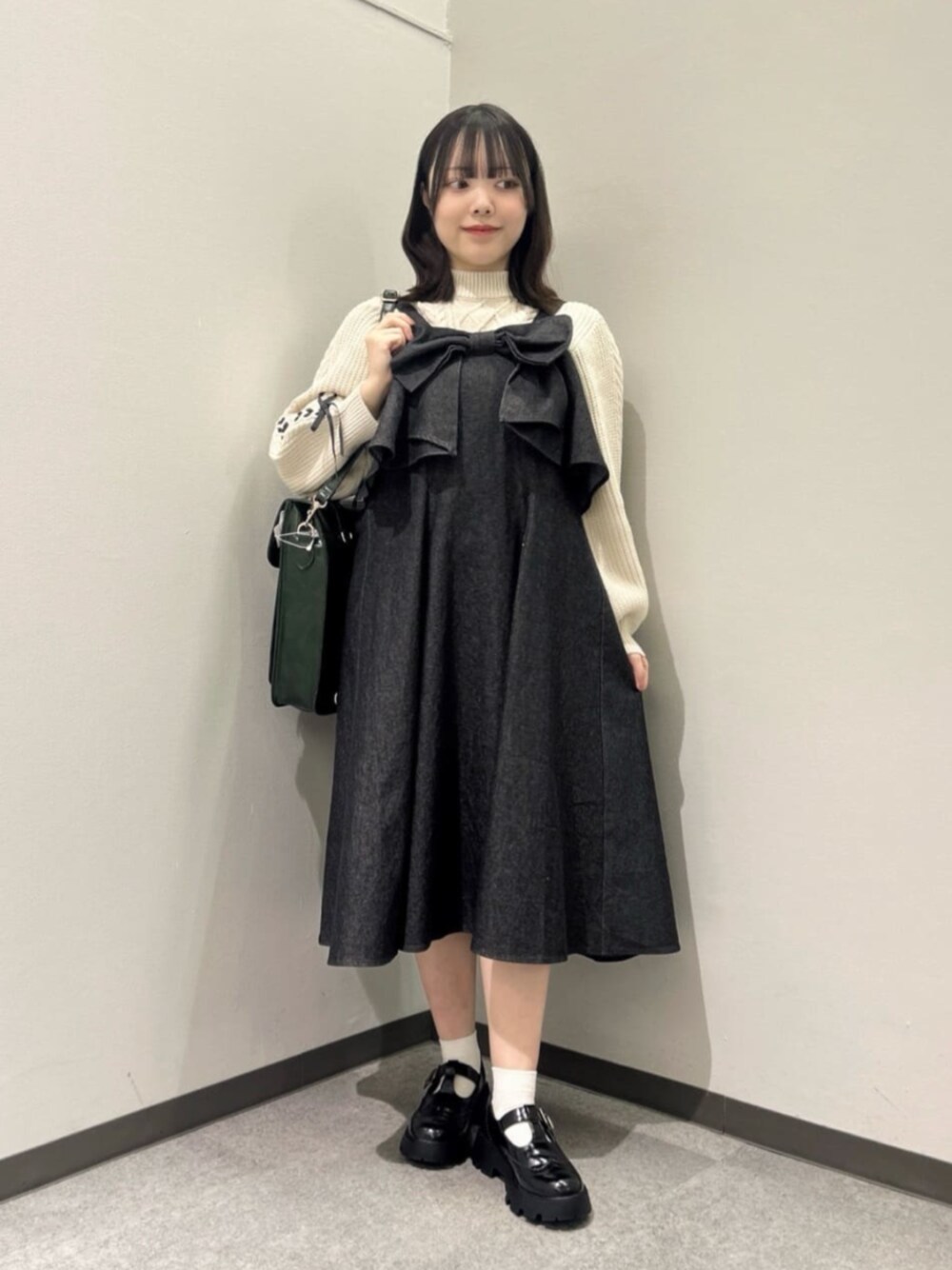 「fint、an another angelus、骨格ウェーブ、イエベ春、低身長、モノトーン、ニット、ニットコーデ、レースアップ、リボン、デニム、ジャンパースカート、ジャンスカ、サッチェルバッグ、厚底シューズ」｜「F i.n.tのダブルベルト縦型サッチェルバッグ（ハンドバッグ、グリーン系）」を使った、F i.n.tさん（骨格ウェーブ・レディース・153cm）の冬コーディネートの1枚目の写真