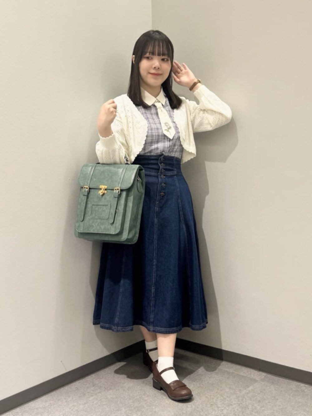 「fint、an another angelus、骨格ウェーブ、イエベ春、低身長、春コーデ、プレッピー、ブラウス、チェック、刺繍、デニム、デニムスカート、ボレロ、クロシェ、サッチェルバッグ」｜「F i.n.tのダブルベルト縦型サッチェルバッグ（ハンドバッグ、ブルー系）」を使った、F i.n.tさん（骨格ウェーブ・レディース・153cm）の春コーディネートの1枚目の写真