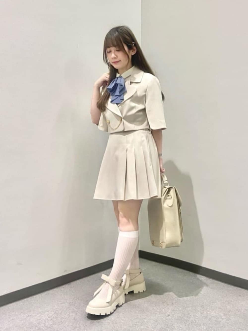 「fint、an another angelus、骨格ウェーブ、ブルベ夏、低身長、春コーデ、お出かけコーデ、淡色コーデ、セットアップスタイル、セットアップ、ジャケット、チェック、プリーツスカート、サッチェルバッグ、厚底シューズ」｜「F i.n.tのダブルベルト縦型サッチェルバッグ（ハンドバッグ、ベージュ系）」を使った、F i.n.tさん（骨格ウェーブ・レディース・150cm）の春コーディネートの1枚目の写真