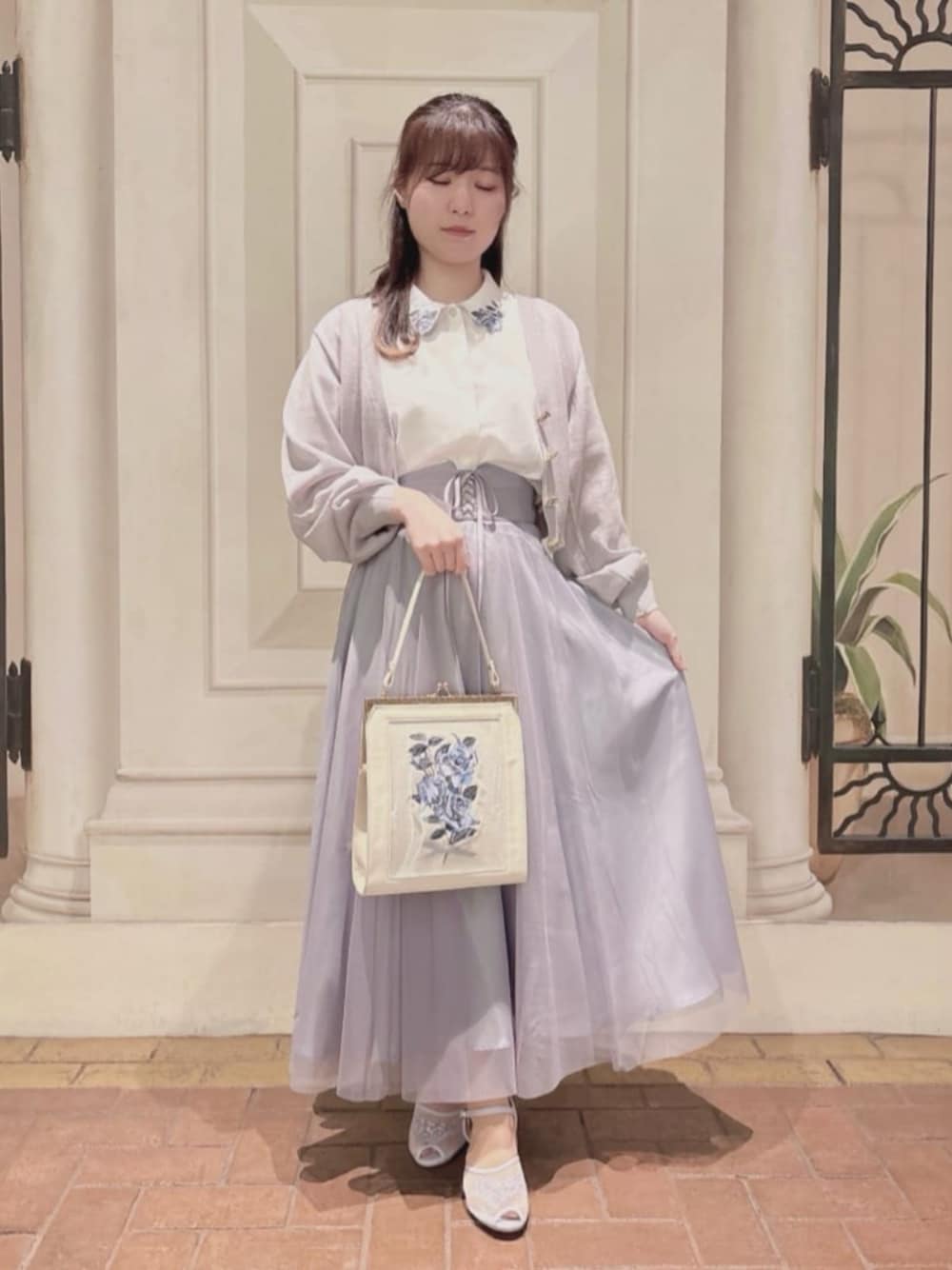 「骨格診断ウェーブ、150cm~159cm、春色コーデ、半袖ブラウス、サンダル、bule、長袖カーディガン、チュール、チュールスカート、gray、カーディガン、春アウター、淡色コーデ、お出かけコーデ」｜「an another angelusのローズ絵画タッチ刺繍衿ブラウス（シャツ/ブラウス、ホワイト系）」を使った、F i.n.tさん（レディース・152cm）の春コーディネートの1枚目の写真