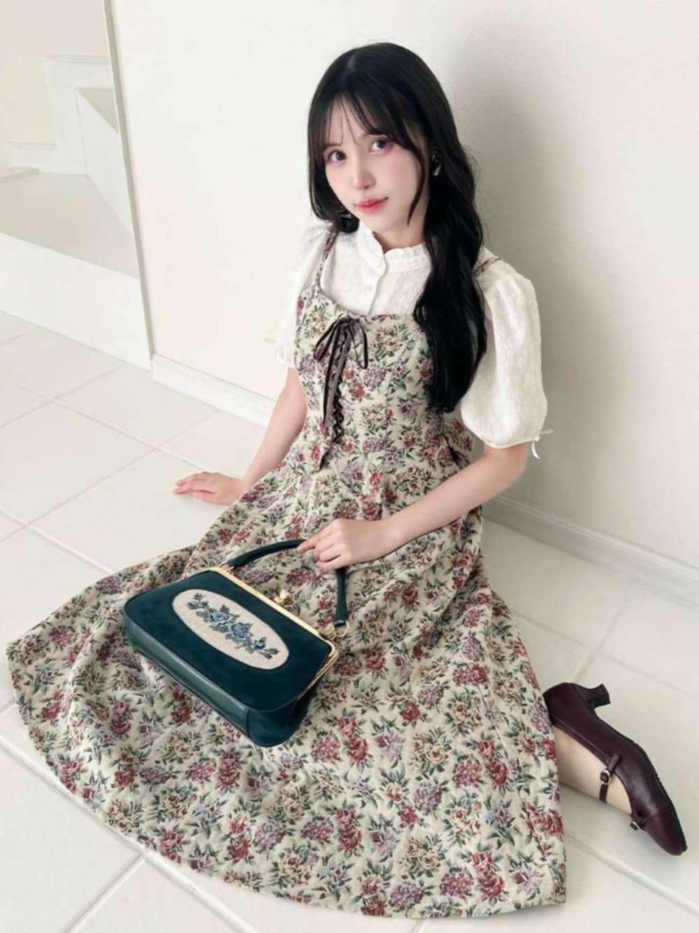 ホワイト系のシャツ/ブラウス、ブルー系のハンドバッグ、ホワイト系のワンピースを着用したレディースの秋コーディネートの1枚目の写真