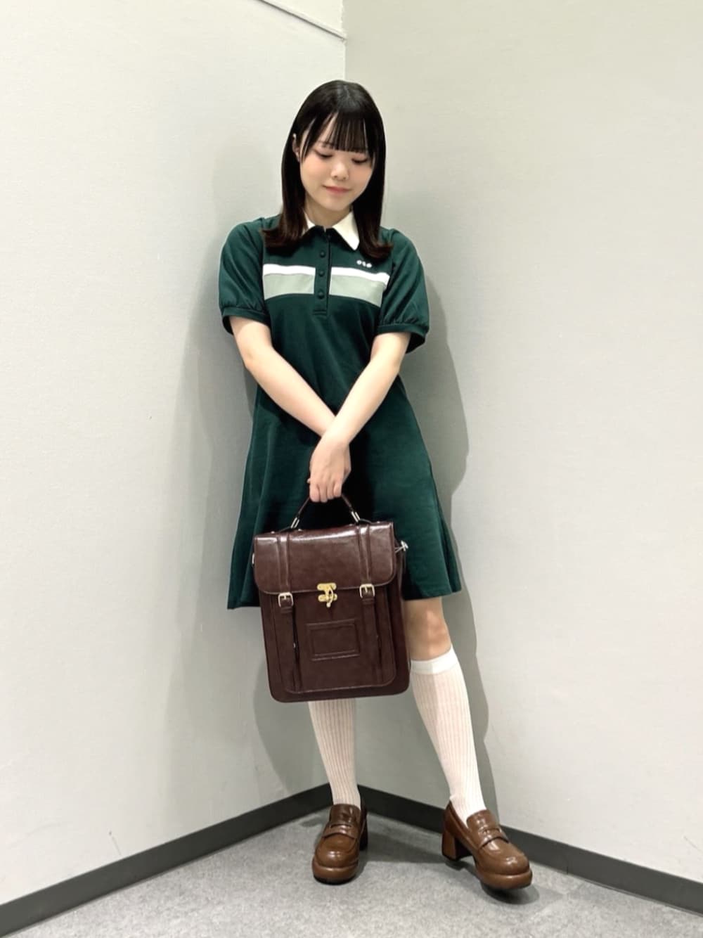 「fint、骨格ウェーブ、イエベ春、低身長、低身長コーデ、秋コーデ、お出かけコーデ、プレッピー、ワンピース、ポロシャツ、刺繍、サッチェルバッグ、ローファー、厚底シューズ」｜「F i.n.tのダブルベルト縦型サッチェルバッグ（ハンドバッグ、ブラウン系）」を使った、F i.n.tさん（レディース・153cm）の夏コーディネートの1枚目の写真