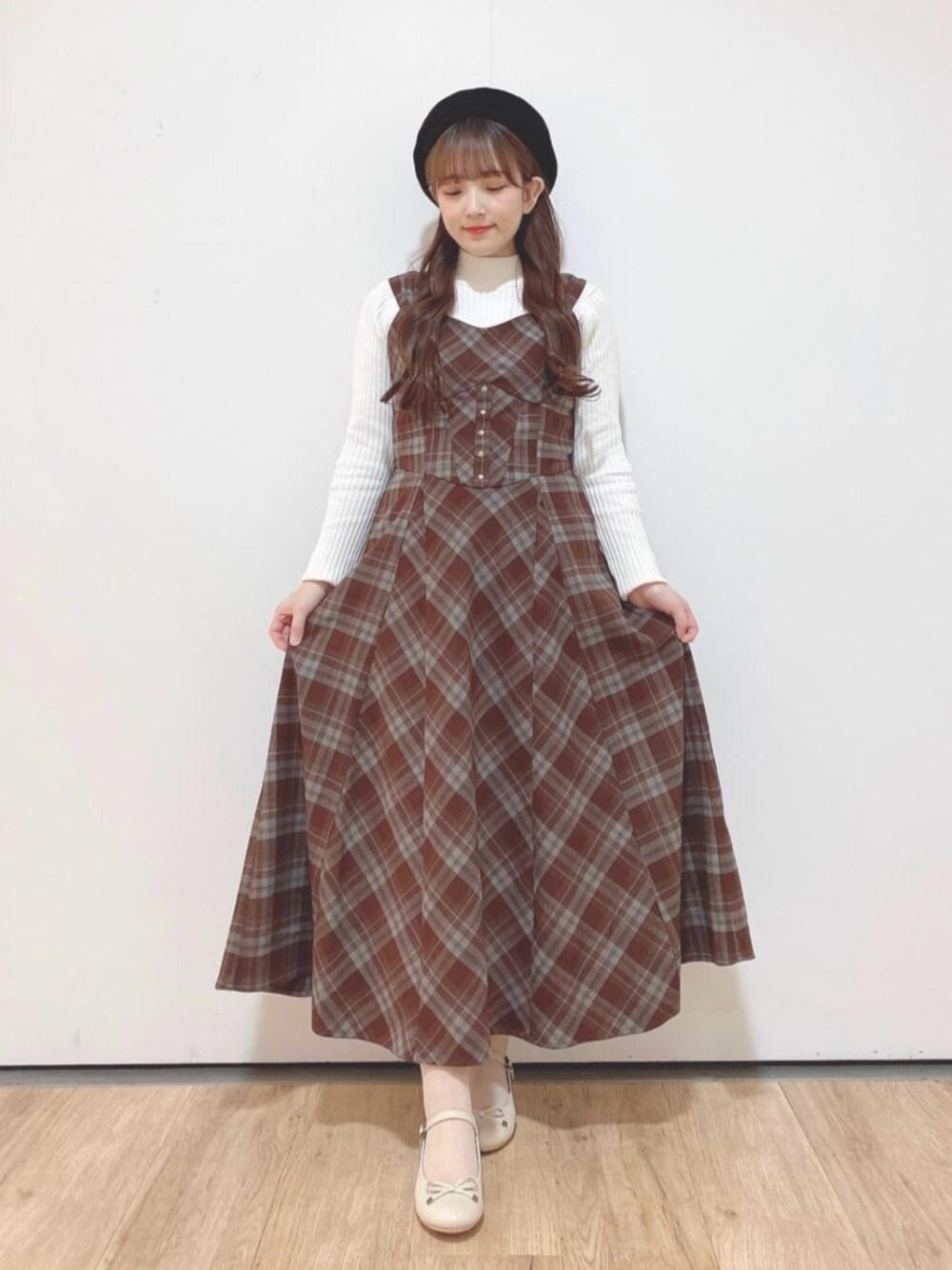 ブラウン系のワンピース、ベージュ系のパンプスを着用したレディースの秋コーディネートの1枚目の写真