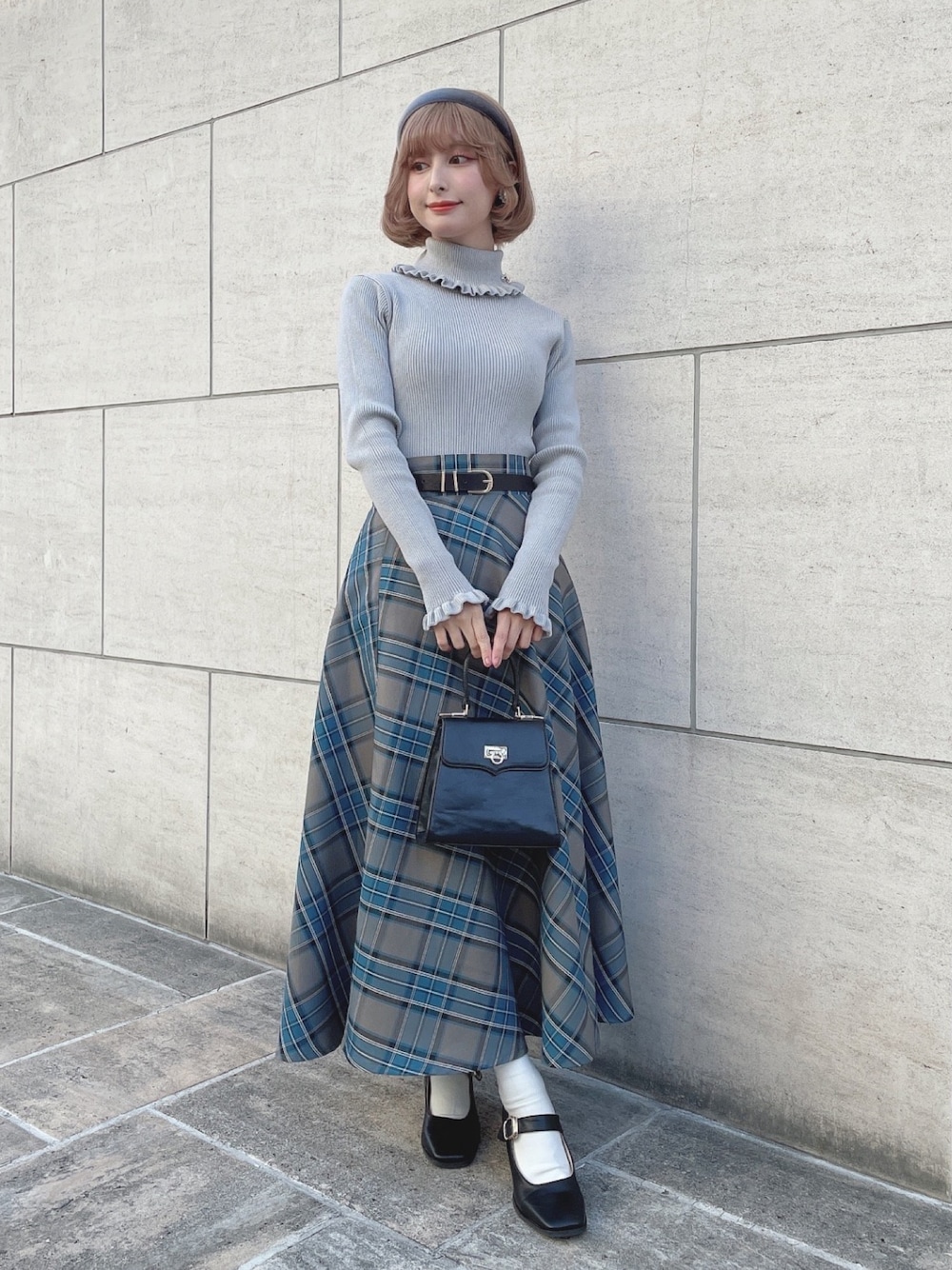 「fint、an another angelus、秋冬コーデ、ブルーコーデ、ニットコーデ、大人かわいい、お出かけコーデ、ニット、タートルネック、スカート、チェック、ブルー、スカートスタイル、ストラップシューズ、パンプス」｜「an another angelusのワンストラップスクエアトゥパンプス（パンプス、ブラック系）」を使った、F i.n.tさん（レディース・152cm）の秋コーディネートの1枚目の写真