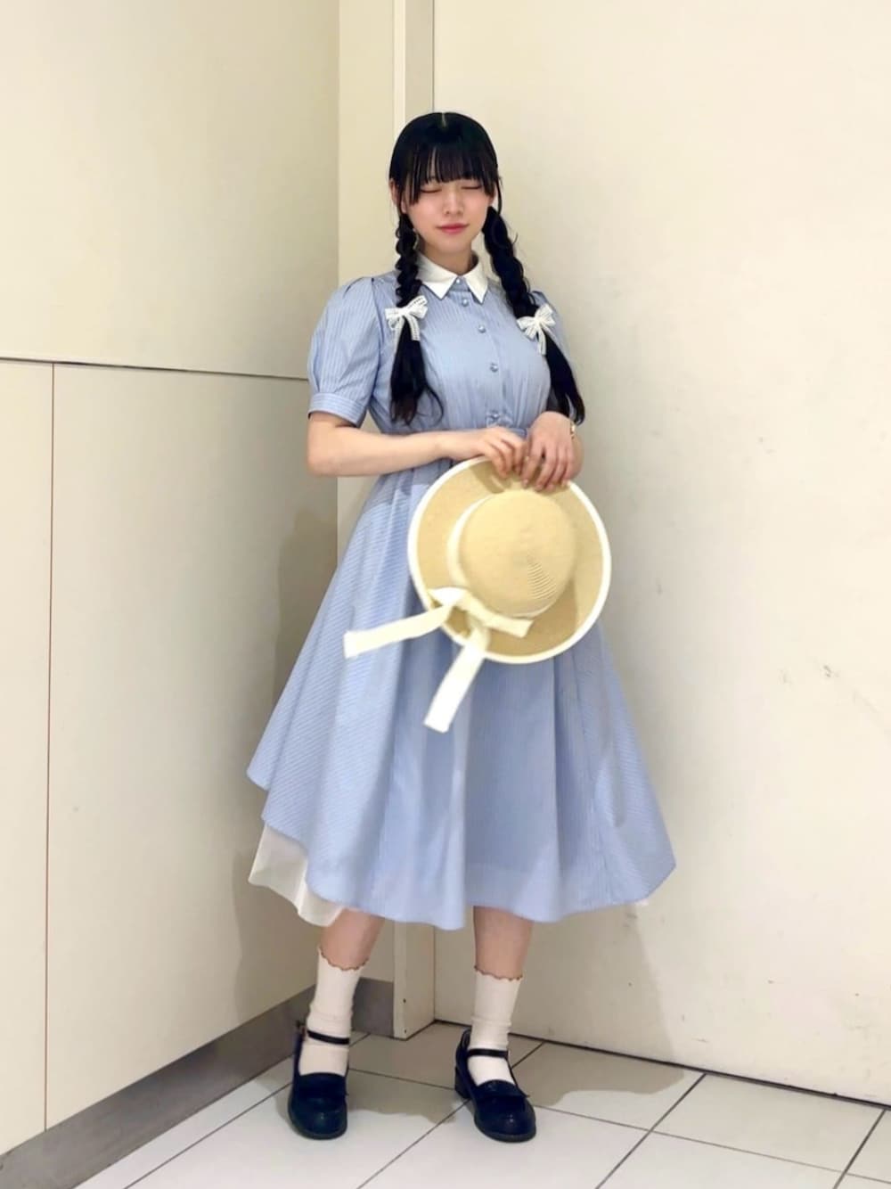 「fint、an another angelus、骨格ウェーブ、ブルべ夏、春コーデ、初夏コーデ、ガーリー、ワンピース、ワンピーススタイル、シャツワンピ、ストライプ、チュール、フリル、バックスタイル、ローファー」｜「F i.n.tのストラップローファー（ローファー、ブラック系）」を使った、F i.n.tさん（骨格ウェーブ・レディース・160cm）の春コーディネートの1枚目の写真