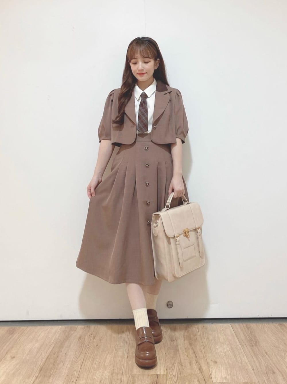 「fint、骨格ウェーブ、イエベ春、低身長、低身長コーデ、秋コーデ、プレッピー、ブラウン、レトロ、セットアップ、パフスリーブ、ブラウス、ネクタイ、ローファー、厚底シューズ」｜「F i.n.tのレトロヒールローファー（ローファー、ブラウン系）」を使った、F i.n.tさん（レディース・150cm）の夏コーディネートの1枚目の写真