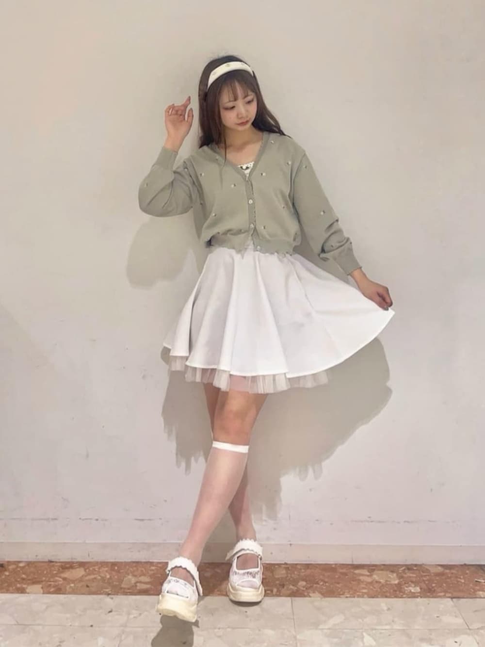 「fint、an another angelus、骨格ウェーブ、イエベ春、春コーデ、夏コーデ、お出かけコーデ、淡色コーデ、ガーリー、カーディガン、刺繍、タンクトップ、スカート、チュールスカート、サンダル」｜「F i.n.tの裾チュールサーキュラーミニスカート（スカート、ホワイト系）」を使った、F i.n.tさん（骨格ウェーブ・レディース・159cm）の夏コーディネートの1枚目の写真