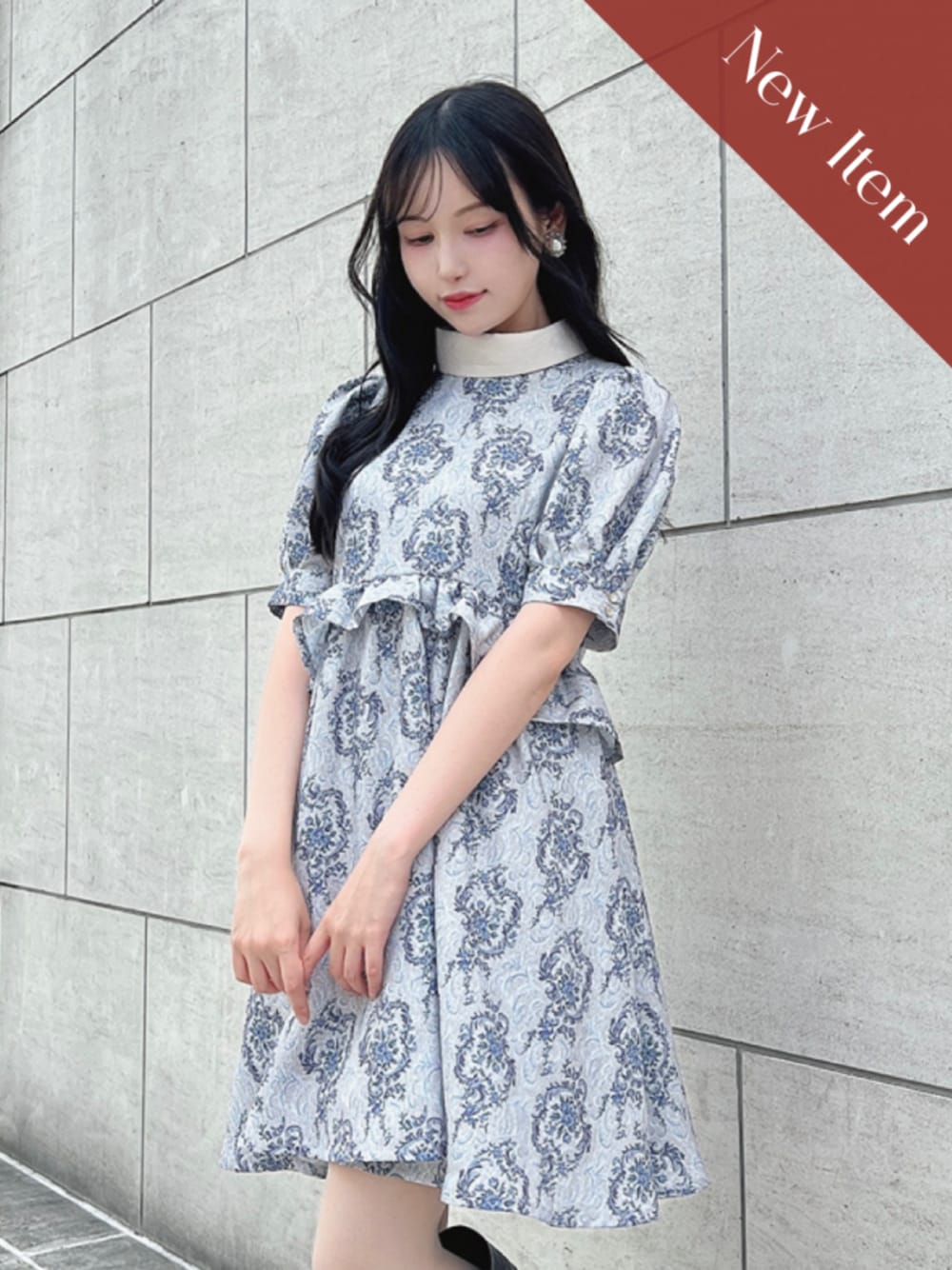 ブルー系のワンピースを着用したレディースの夏コーディネートの1枚目の写真