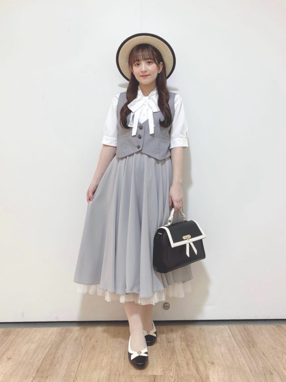 「fint、an another angelus、骨格ウェーブ、イエベ春、低身長、春コーデ、レトロ、テーマパークコーデ、お出かけコーデ、ブラウス、リボン、ベスト、スカート、パニエ、パンプス」｜「an another angelusのクロスタイデザインバッグ（ハンドバッグ、ブラック系）」を使った、F i.n.tさん（骨格ウェーブ・レディース・150cm）の春コーディネートの1枚目の写真