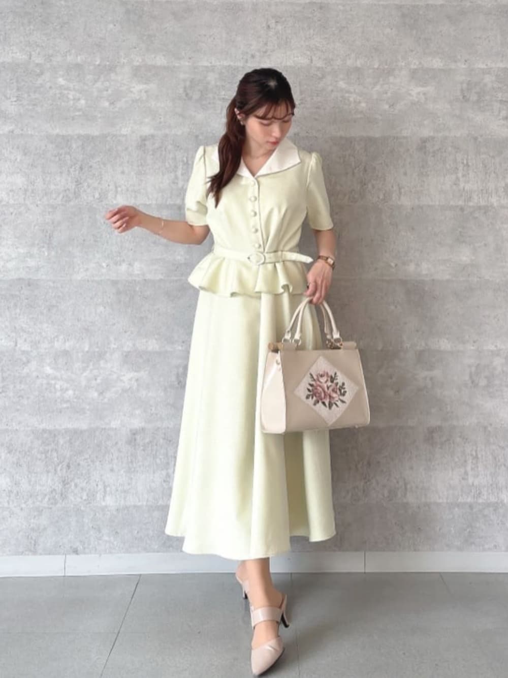 「fint、an another angelus、骨格ウェーブ、イエベ春、低身長、夏コーデ、お出かけコーデ、休日スタイル、大人かわいい、キレイめ、ワンピース、ワンピーススタイル、ぺプラムトップス、刺繍、刺繍バッグ」｜「an another angelusのクレリックペプラムワンピース【1枚で快適】　夏服（ワンピース、グリーン系）」を使った、F i.n.tさん（骨格ウェーブ・レディース・150cm）の夏コーディネートの1枚目の写真
