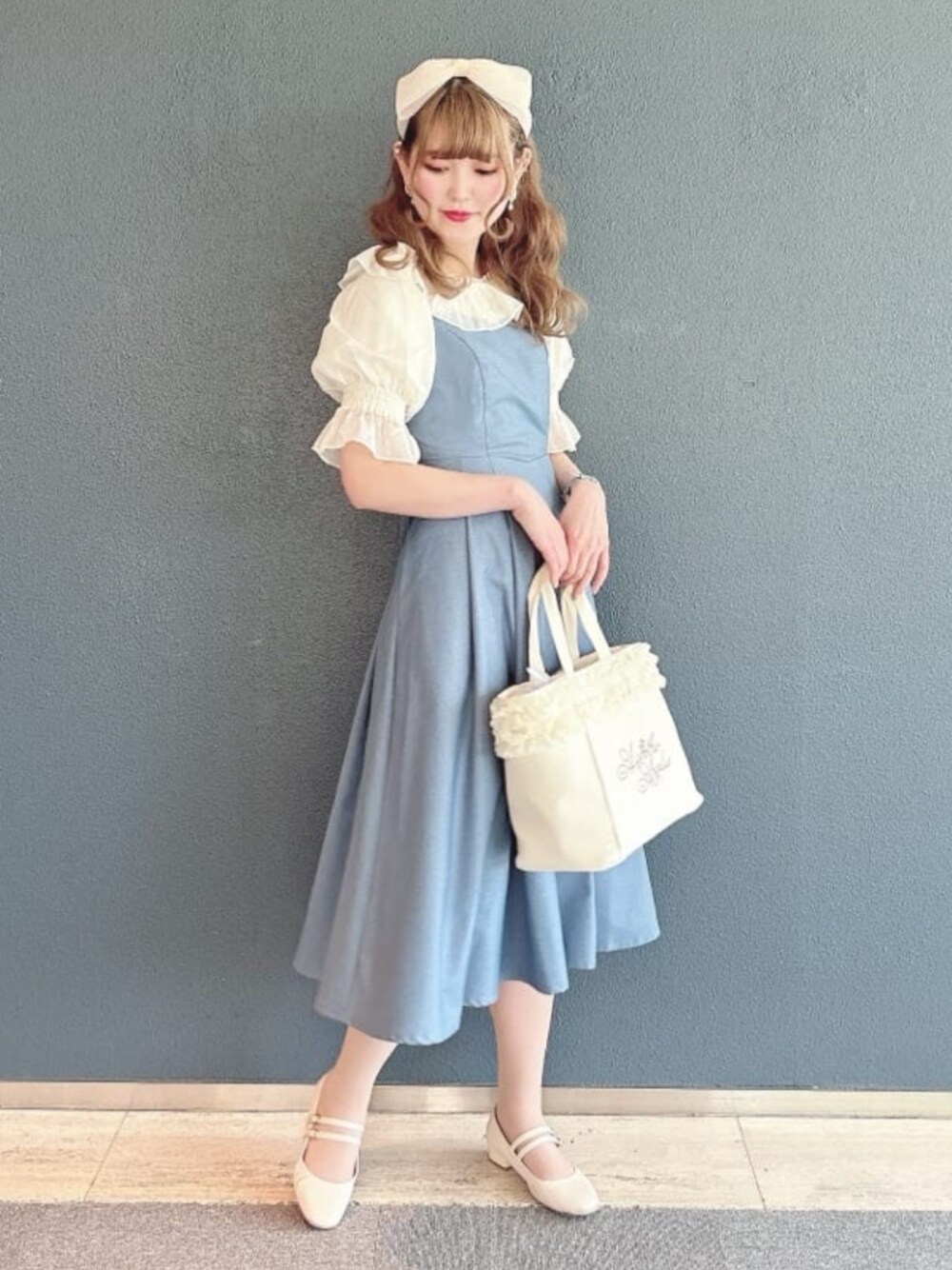 「骨格ウェーブ、an another angelus、お出かけコーデ、半袖ブラウス、クラシカル、レトロ、ワンピース、ガーリー、キャミワンピース、ブラウス、チュール、F&A、ブルベ夏、160cm~169㎝、シアートップス」｜「an another angelusのバックカッティングキャミワンピース（ジャンパースカート、ブルー系）」を使った、F i.n.tさん（レディース・168cm）の春コーディネートの1枚目の写真