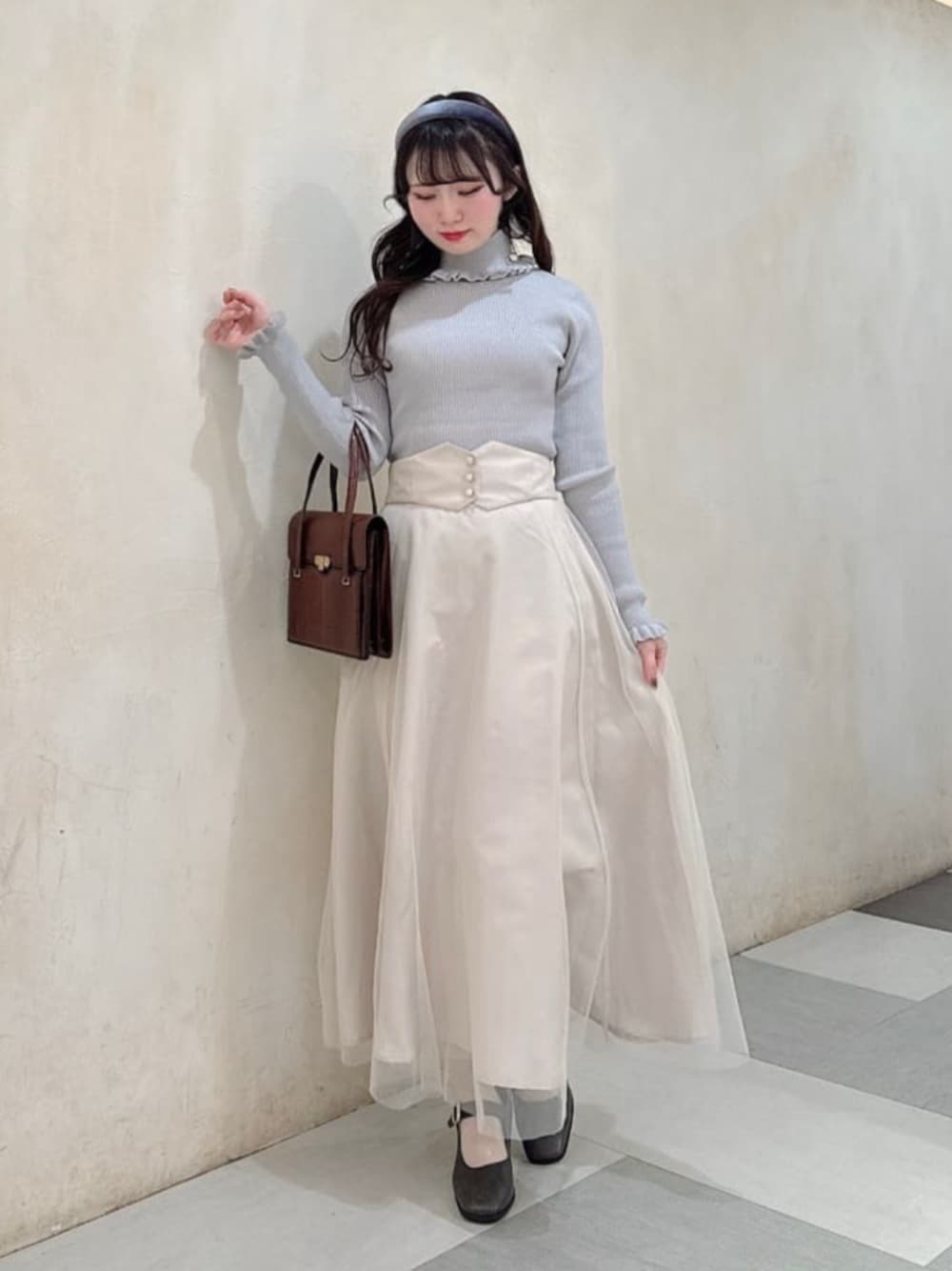 「fint、an another angelus、骨格ウェーブ、ブルベ夏、冬コーデ、ニットコーデ、大人かわいい、タートルネック、タートルネックニット、ニット、リブニット、ワンポイント、チュールスカート、バックリボン、パンプス」｜「an another angelusのワンストラップスクエアトゥパンプス（パンプス、グレー系）」を使った、F i.n.tさん（骨格ウェーブ・レディース・155cm）の冬コーディネートの1枚目の写真