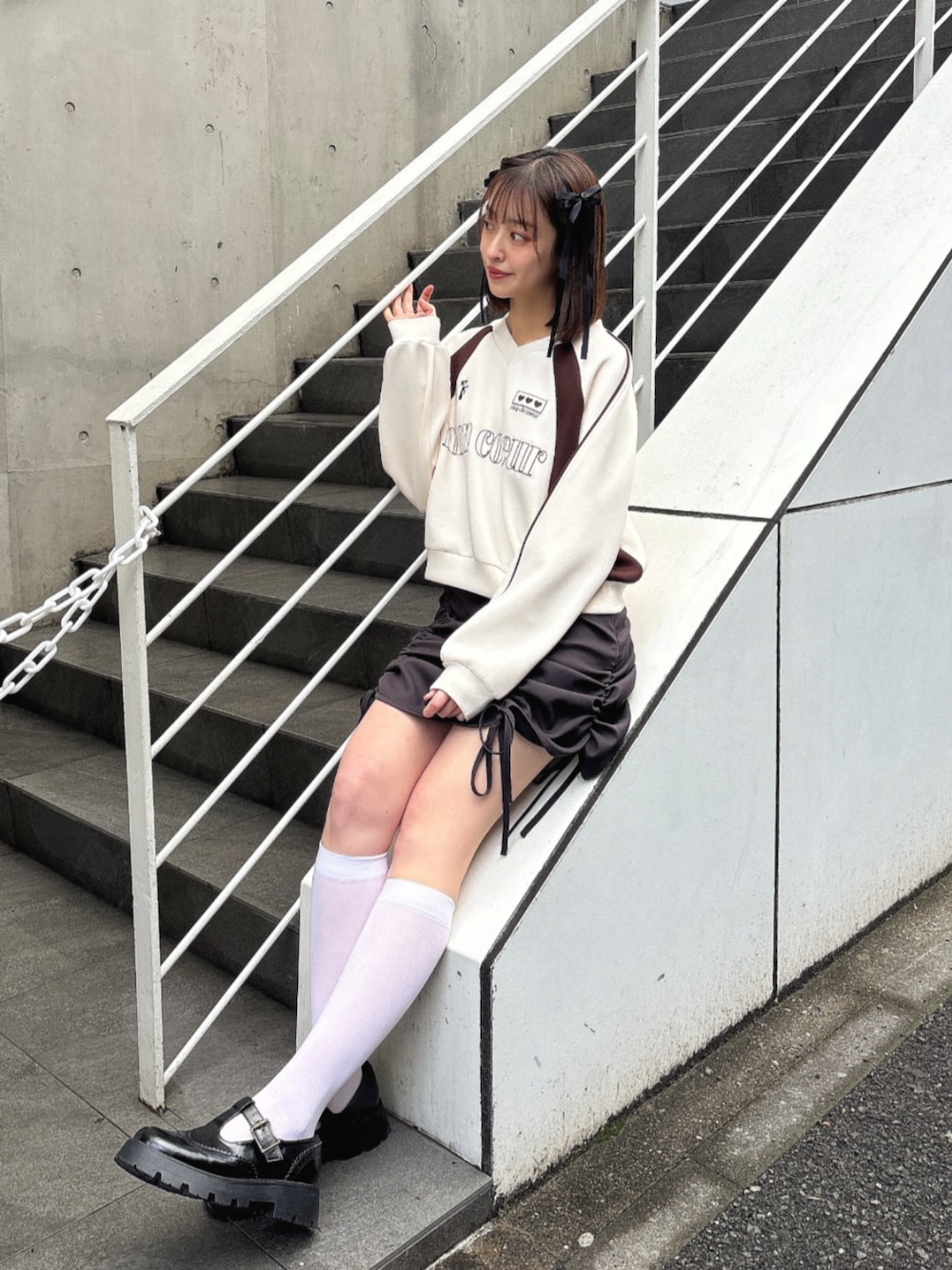 「fint、an another angelus、骨格ウェーブ、イエベ春、カジュアル、カジュアルコーデ、カジュアルガーリー、ゲームシャツ、スウェット、トレーナー、プリント、ドロスト、ミニスカート、リボン、厚底シューズ」｜「F i.n.tのTストラップシューズ（その他シューズ、ブラック系）」を使った、F i.n.tさん（骨格ウェーブ・レディース・165cm）の冬コーディネートの1枚目の写真