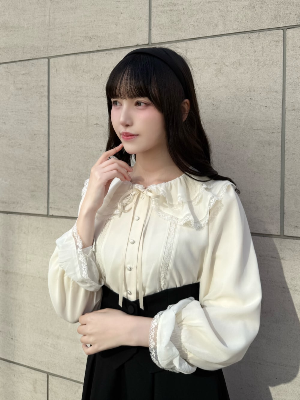 ブルー系のパンプス、ブラック系のスカートを着用したレディースの秋コーディネートの1枚目の写真