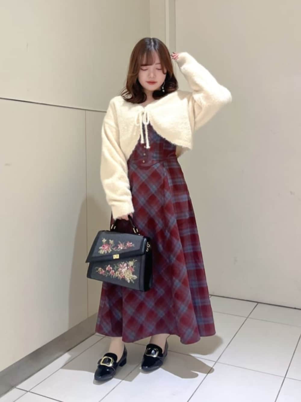 「fint、an another angelus、骨格ウェーブ、ブルベ夏、イエベ春、低身長、冬コーデ、キラキラ、ニット、フェザーニット、ラメニット、キャミワンピース、ビスチェ、チェック、フラットシューズ」｜「F i.n.tのラメフェザーニットボレロ/F&A（カーディガン/ボレロ、ホワイト系）」を使った、F i.n.tさん（骨格ウェーブ・レディース・149cm）の冬コーディネートの1枚目の写真
