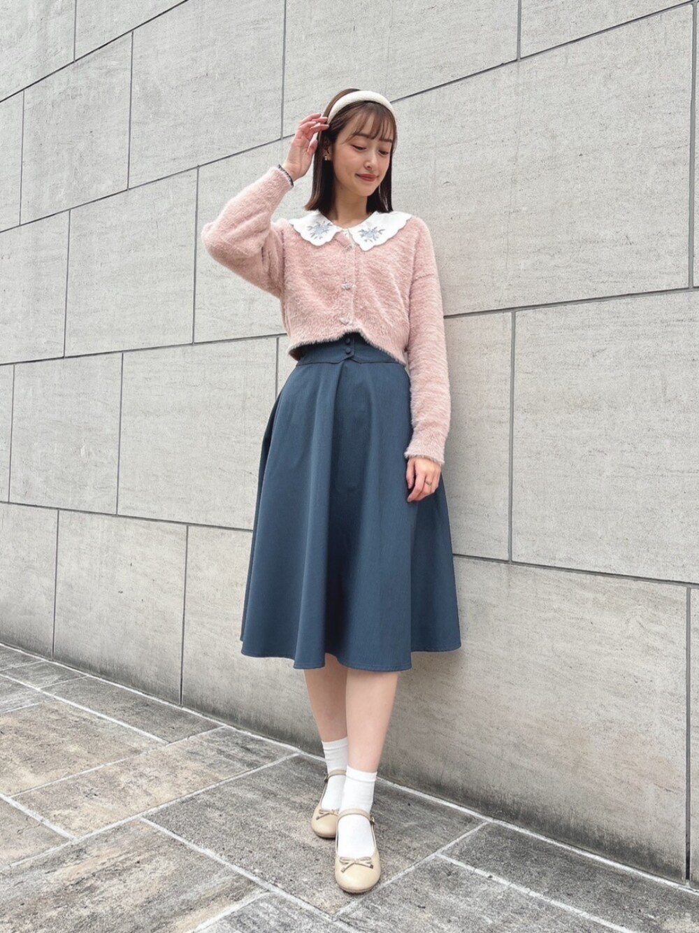 「fint、an another angelus、骨格ウェーブ、イエベ春、秋コーデ、ガーリー、シャギーニット、カーディガン、ローズ、スカート、バックリボン、バレエシューズ、リボン、パンプス、おでかけコーデ」｜「F i.n.tのローズ釦フェザーニットカーディガン/F&A（カーディガン/ボレロ、ピンク系）」を使った、F i.n.tさん（レディース・165cm）の秋コーディネートの1枚目の写真