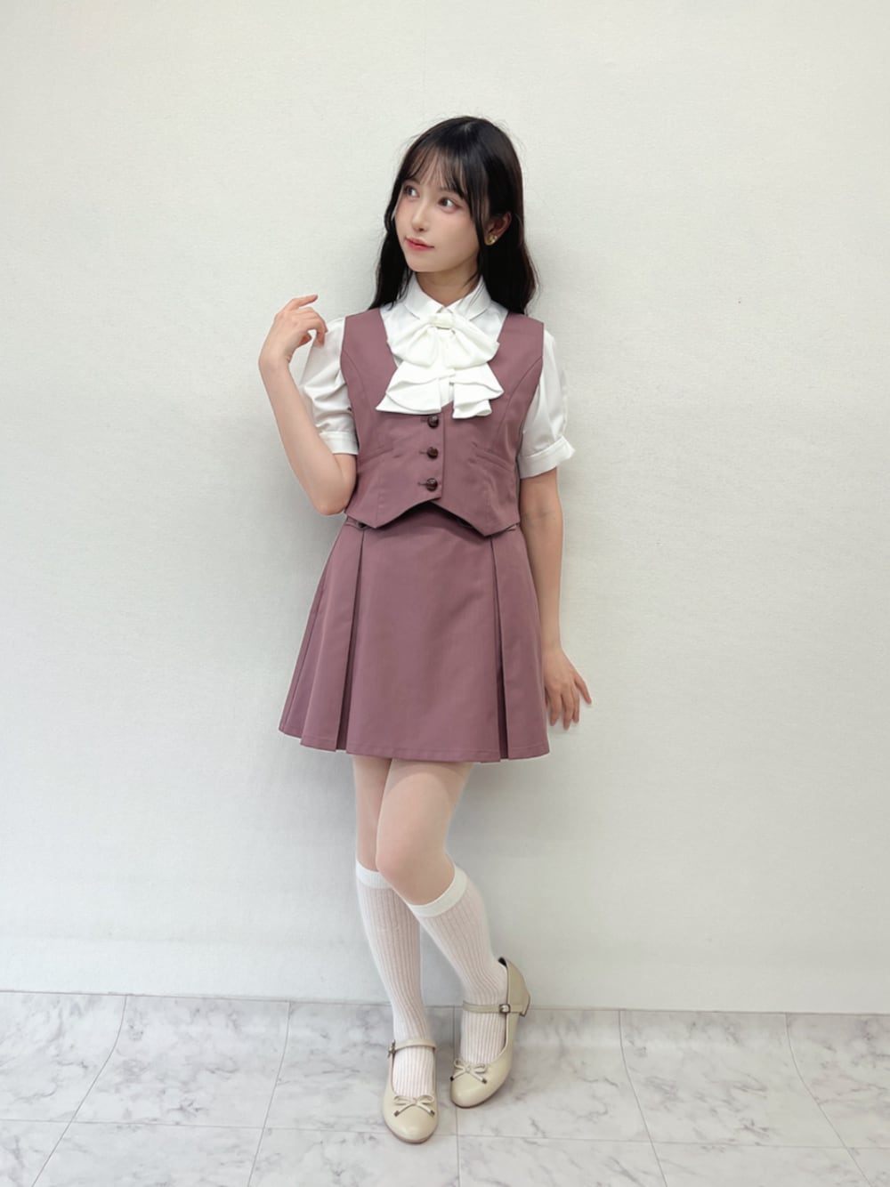 「fint、an another angelus、骨格ナチュラル、骨格ウェーブ、ブルベ、春コーデ、お出かけコーデ、セットアップスタイル、セットアップ、ベスト、プリーツスカート、モーブピンク、ブラウス、ボウタイブラウス、バレエシューズ」｜「F i.n.tの【WEB限定SS,LLサイズあり】ストラップ付リボンバレエシューズ/fint（パンプス、ベージュ系）」を使った、F i.n.tさん（骨格ウェーブ・レディース・157cm）の春コーディネートの1枚目の写真