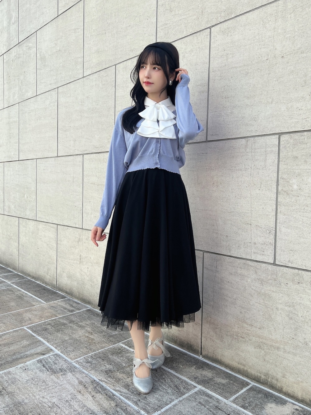「fint、an another angelus、骨格ウェーブ、骨格ナチュラル、ブルベ、春コーデ、お出かけコーデ、クラシカル、ブラウス、リボン、スカート、パニエ、カーディガン、ＵＶカット、冷房対策」｜「an another angelusのシアーリボンパンプス（パンプス、シルバー系）」を使った、F i.n.tさん（骨格ウェーブ・レディース・157cm）の春コーディネートの1枚目の写真