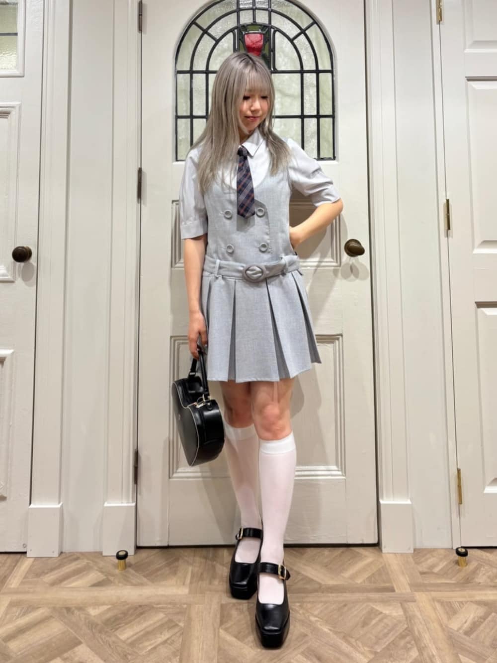 「fint、an another angelus、骨格ストレート、ブルべ夏、夏コーデ、秋コーデ、秋服準備はじめました、プレッピー、お出かけコーデ、シャツスタイル、ネクタイ、チェック、ジャンパースカート、グレー、厚底シューズ」｜「F i.n.tのハートバッグ（ハンドバッグ、ブラック系）」を使った、F i.n.tさん（骨格ストレート・レディース・155cm）の夏コーディネートの1枚目の写真