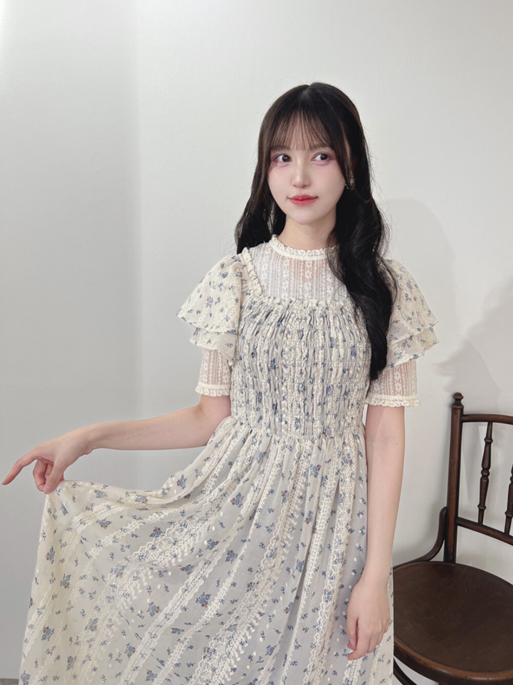 ブラウン系のパンプス、ホワイト系のTシャツ/カットソー、ブルー系のワンピースを着用したレディースの夏コーディネートの1枚目の写真
