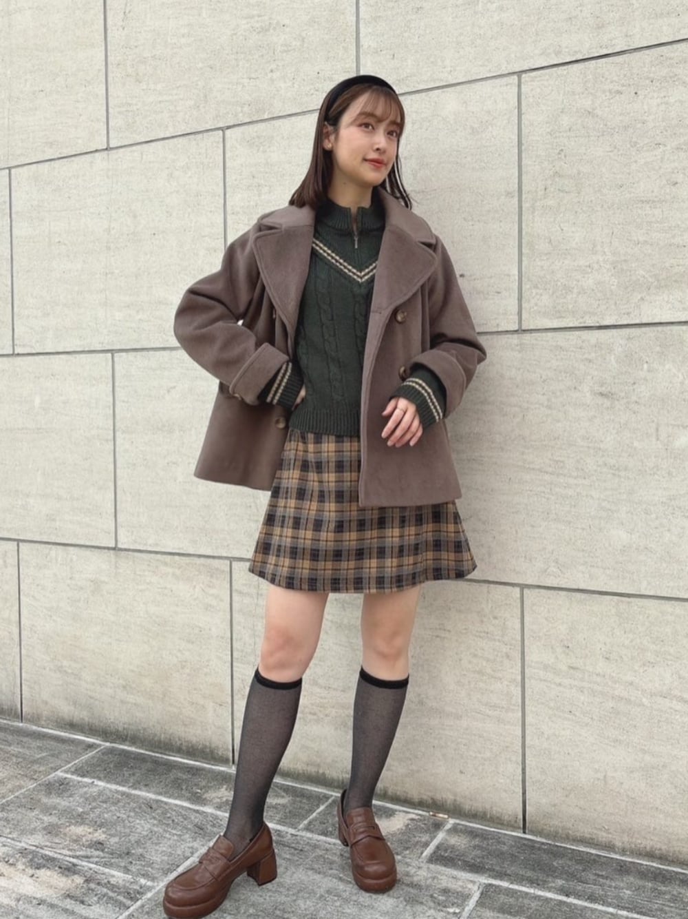 「fint、an another angelus、骨格ウェーブ、イエベ春、お出かけコーデ、秋冬コーデ、アウター、ピーコート、コート、ハーフジップ、ニット、ミニスカート、チェック、ローファー、厚底シューズ」｜「F i.n.tのレトロヒールローファー（ローファー、ブラウン系）」を使った、F i.n.tさん（レディース・165cm）の秋コーディネートの1枚目の写真